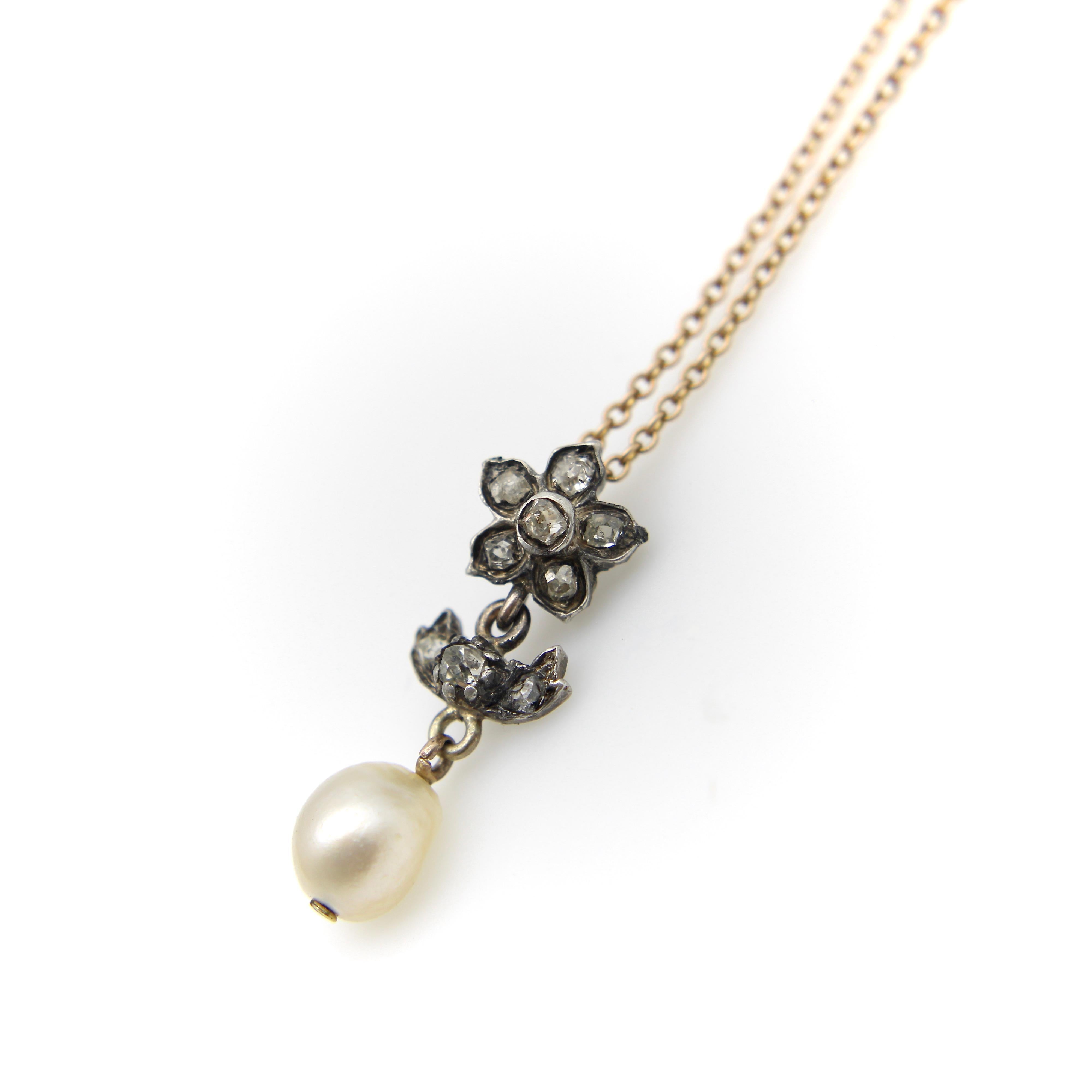 Viktorianischer Silber- und Diamant-Blumenanhänger mit Perle an 10K Goldkette (Alteuropäischer Brillantschliff) im Angebot