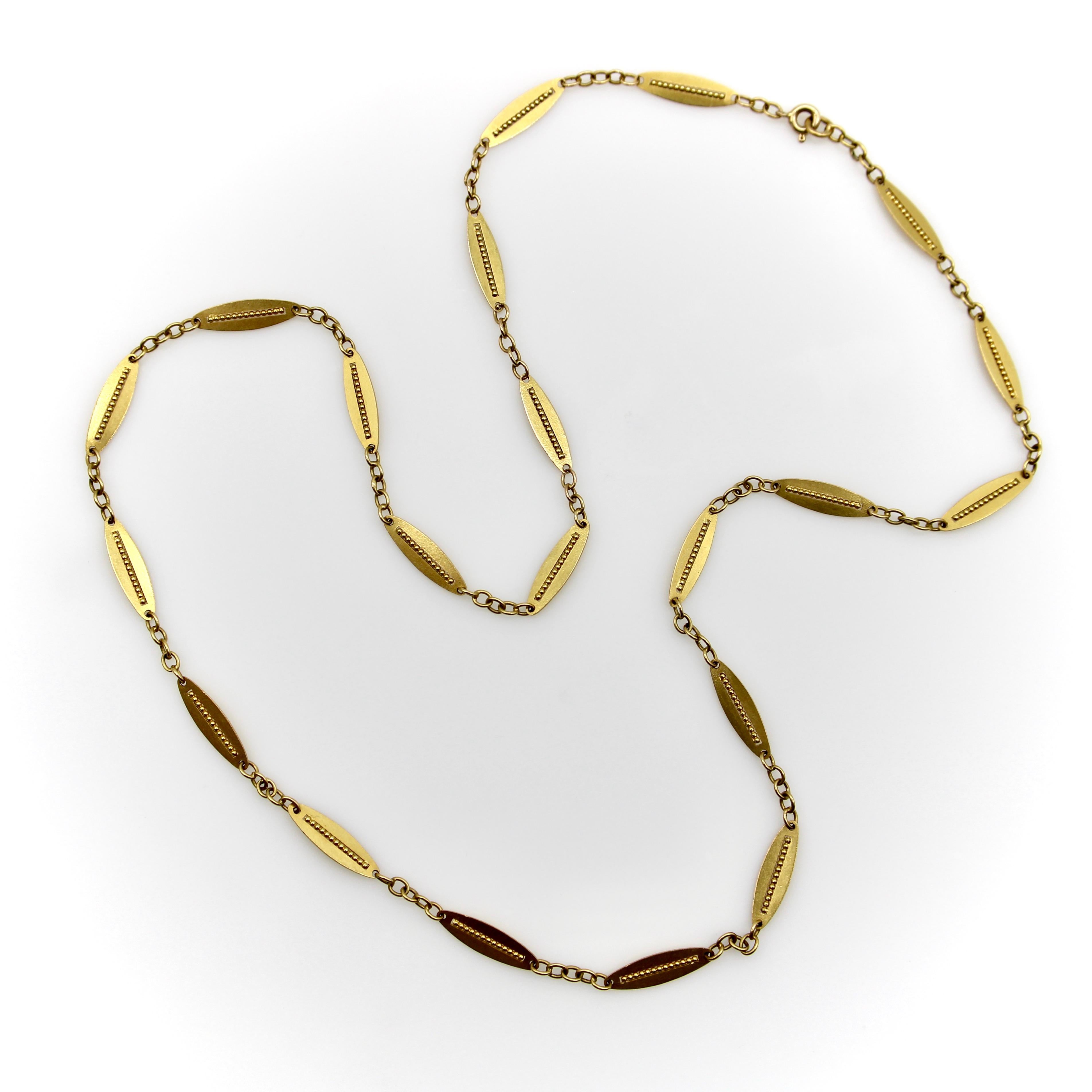 Diese französische Kette aus 18-karätigem Gold aus der viktorianischen Ära besteht abwechselnd aus einem abgeflachten elliptischen Glied und einer Reihe von kleinen runden Gliedern. Die elliptischen Glieder sind in der Mitte durchbrochen, so dass