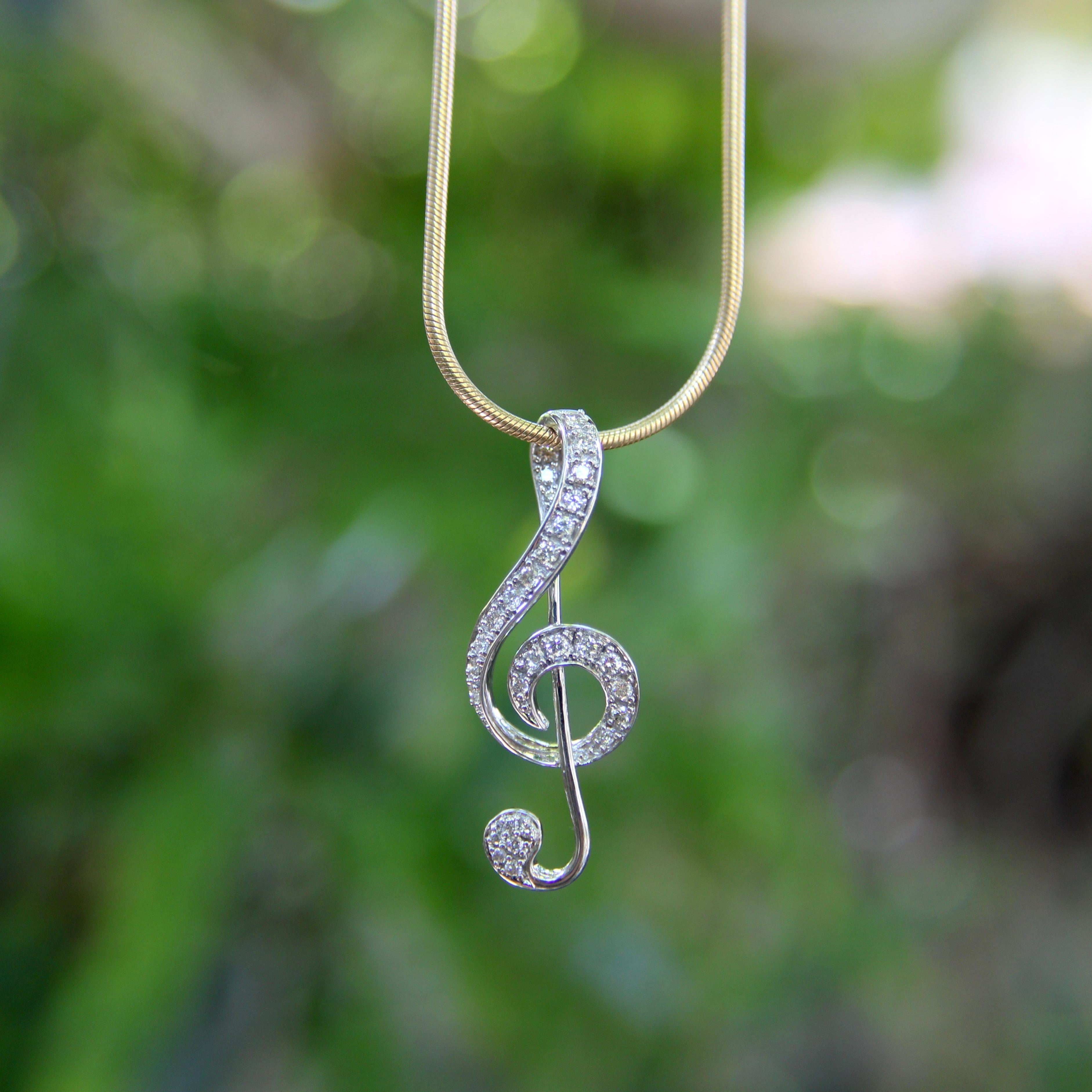 Pendentif vintage en or 18K incrusté de diamants Clé de sol en vente 2