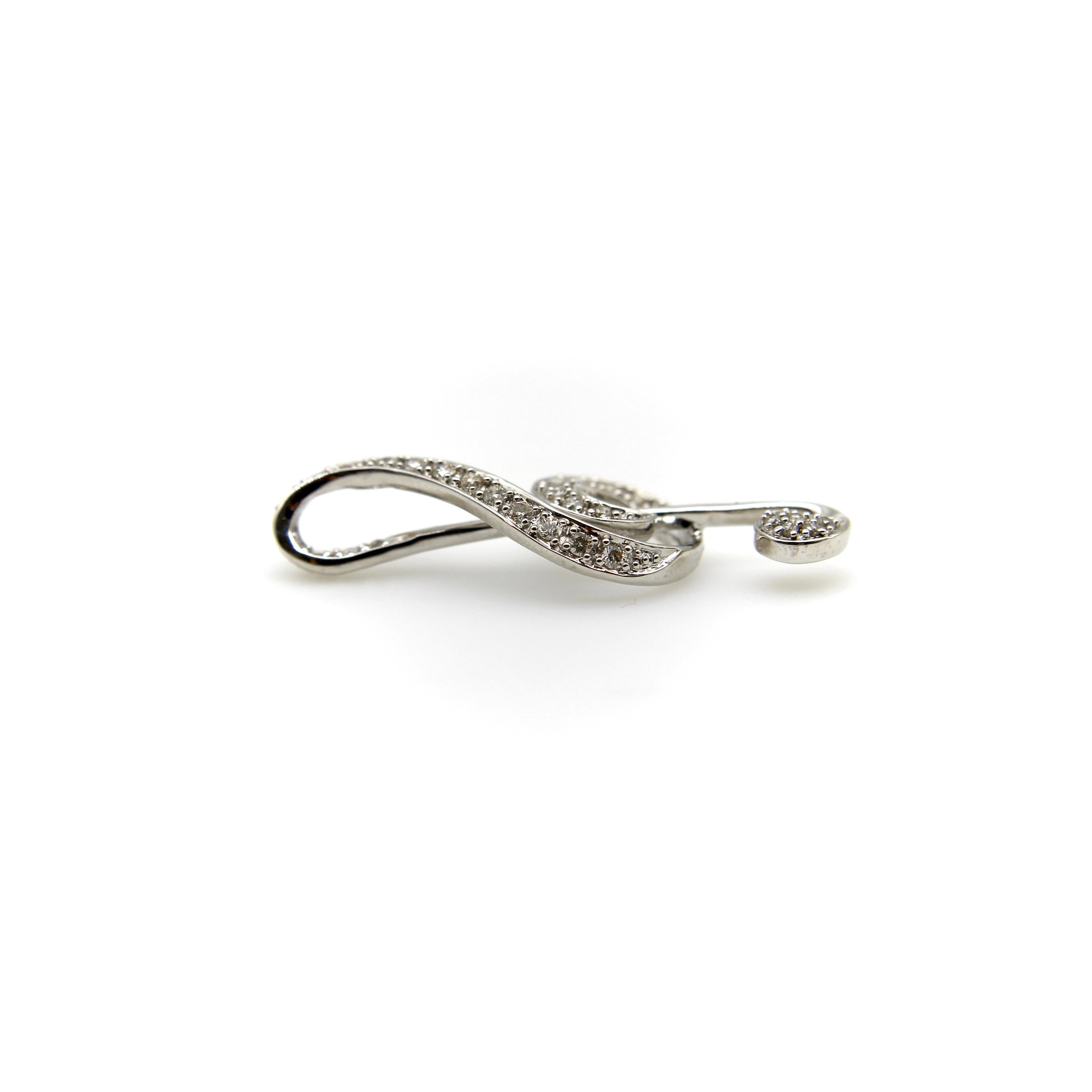 Moderne Pendentif vintage en or 18K incrusté de diamants Clé de sol en vente