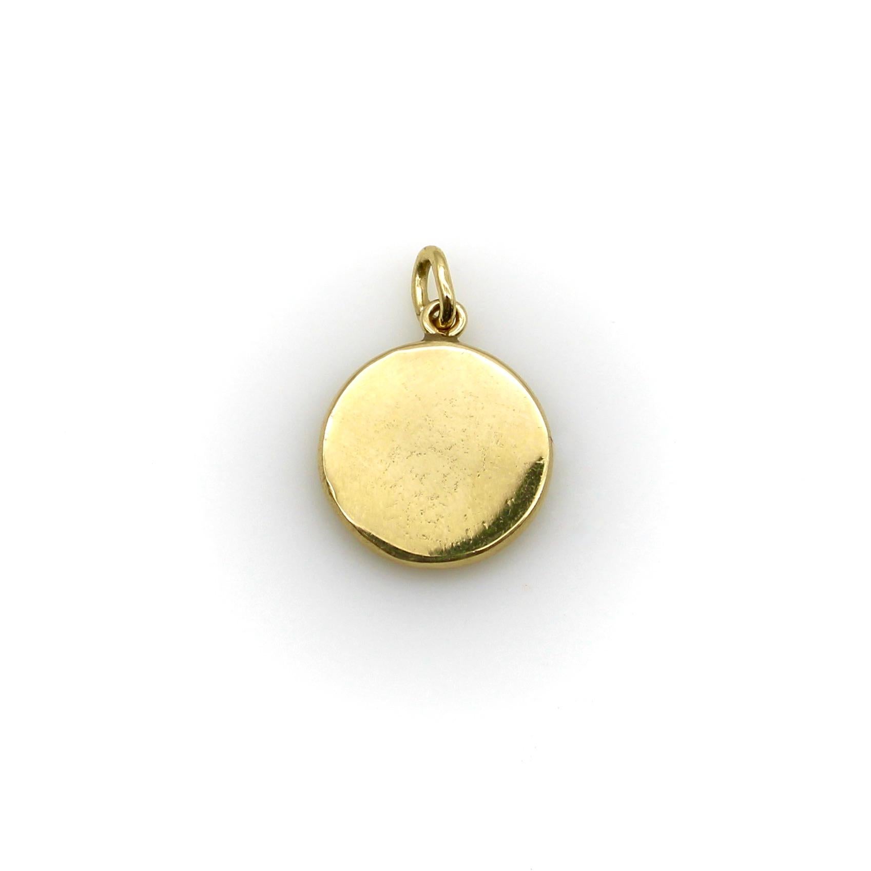 Taglio singolo Ciondolo a forma di coniglio in corsa in oro 14k di ispirazione vittoriana con occhio di rubino in vendita