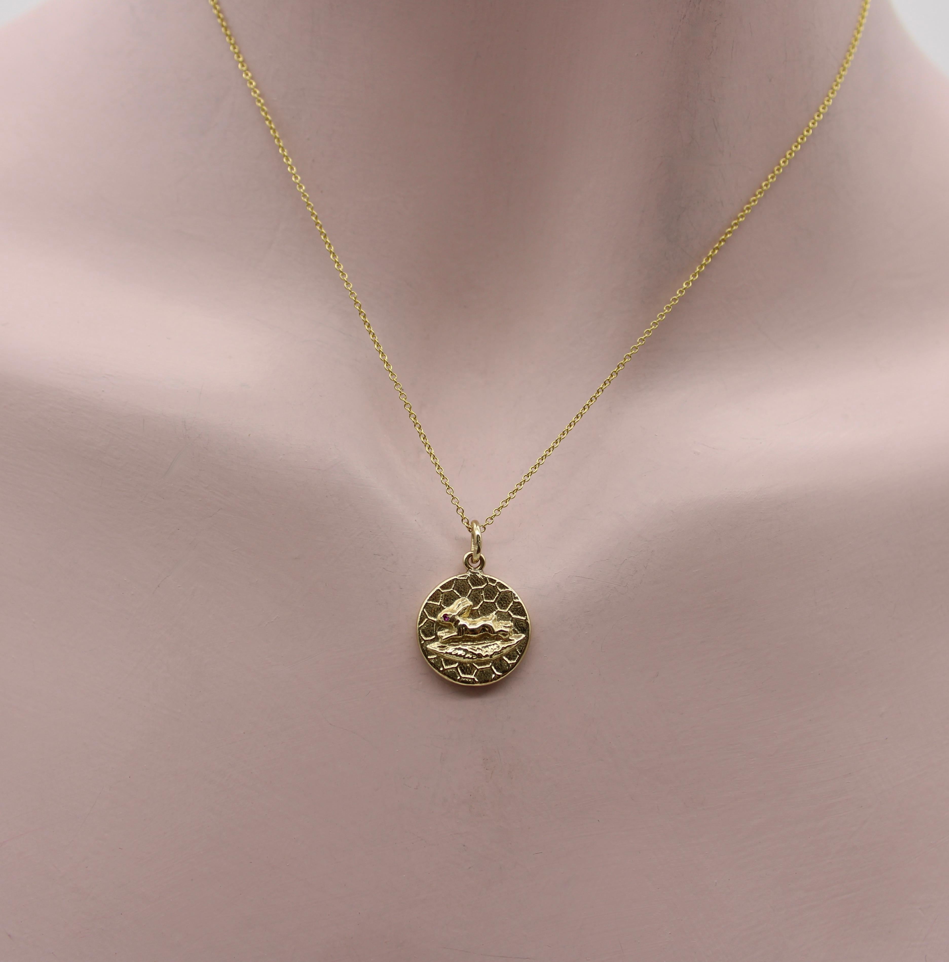 Ciondolo a forma di coniglio in corsa in oro 14k di ispirazione vittoriana con occhio di rubino In condizioni Nuovo in vendita a Venice, CA