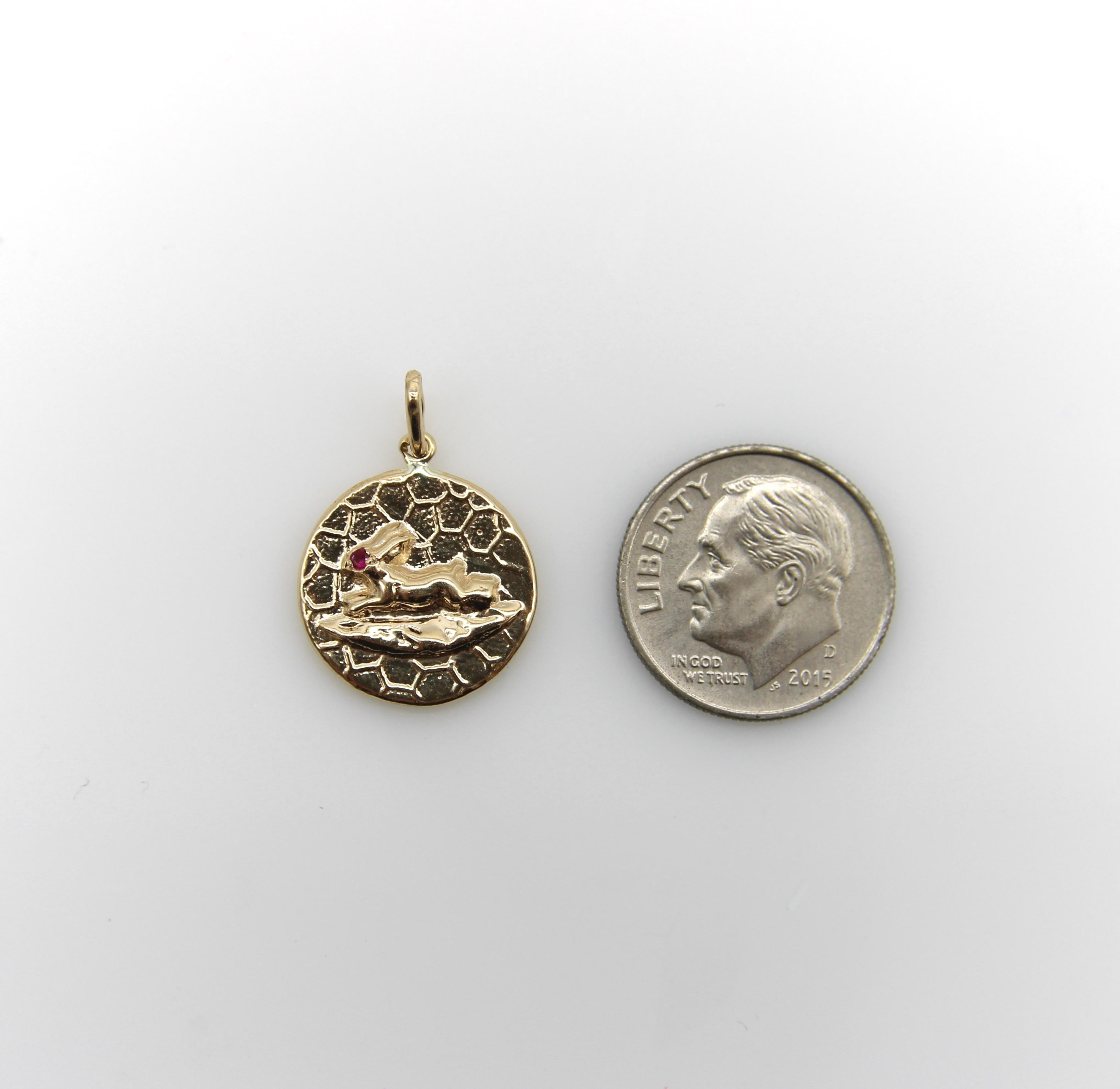Ciondolo a forma di coniglio in corsa in oro 14k di ispirazione vittoriana con occhio di rubino in vendita 1