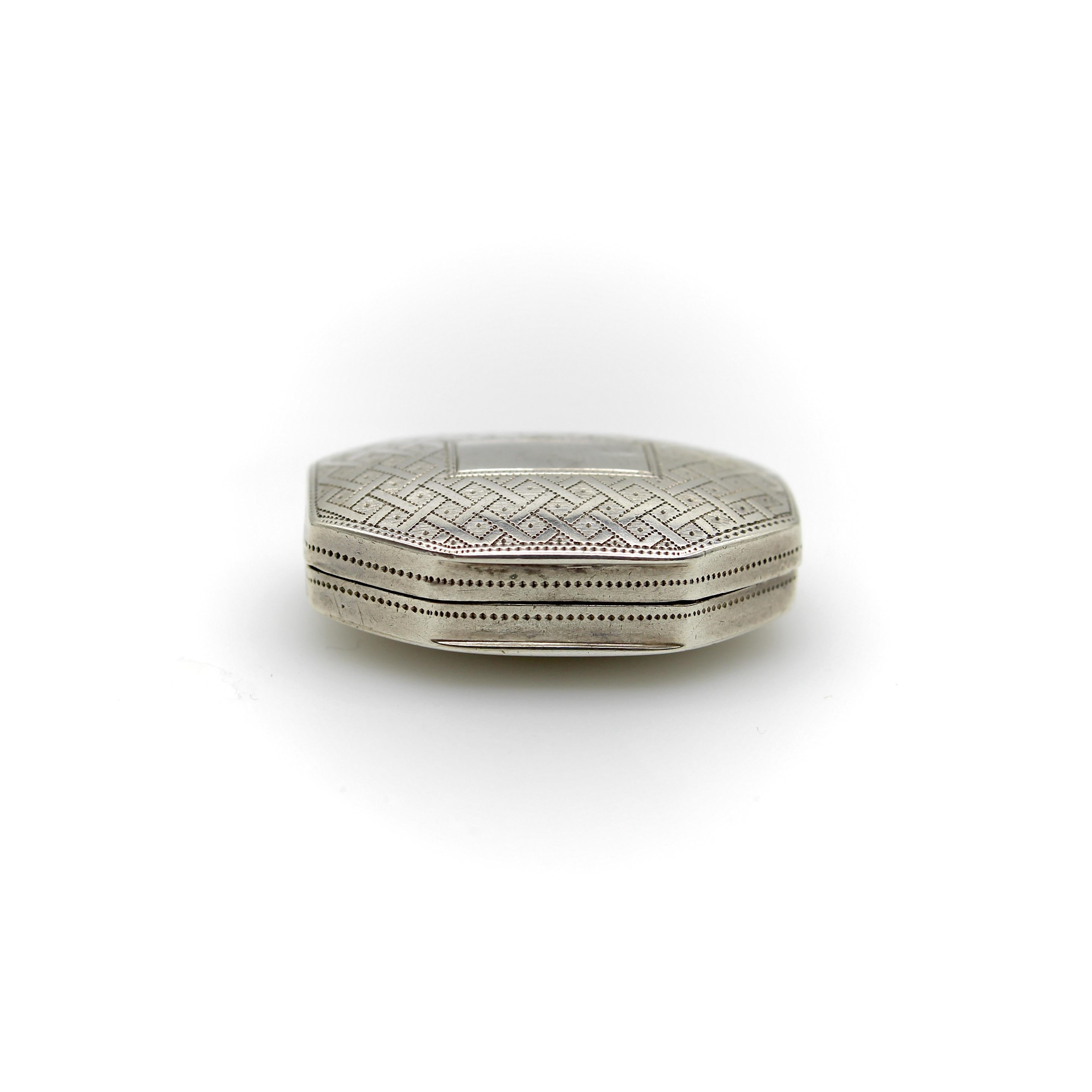 Sterling Silver Georgian Octagonal Vinaigrette with Engraved Latticework In Good Condition For Sale In Venice, CA