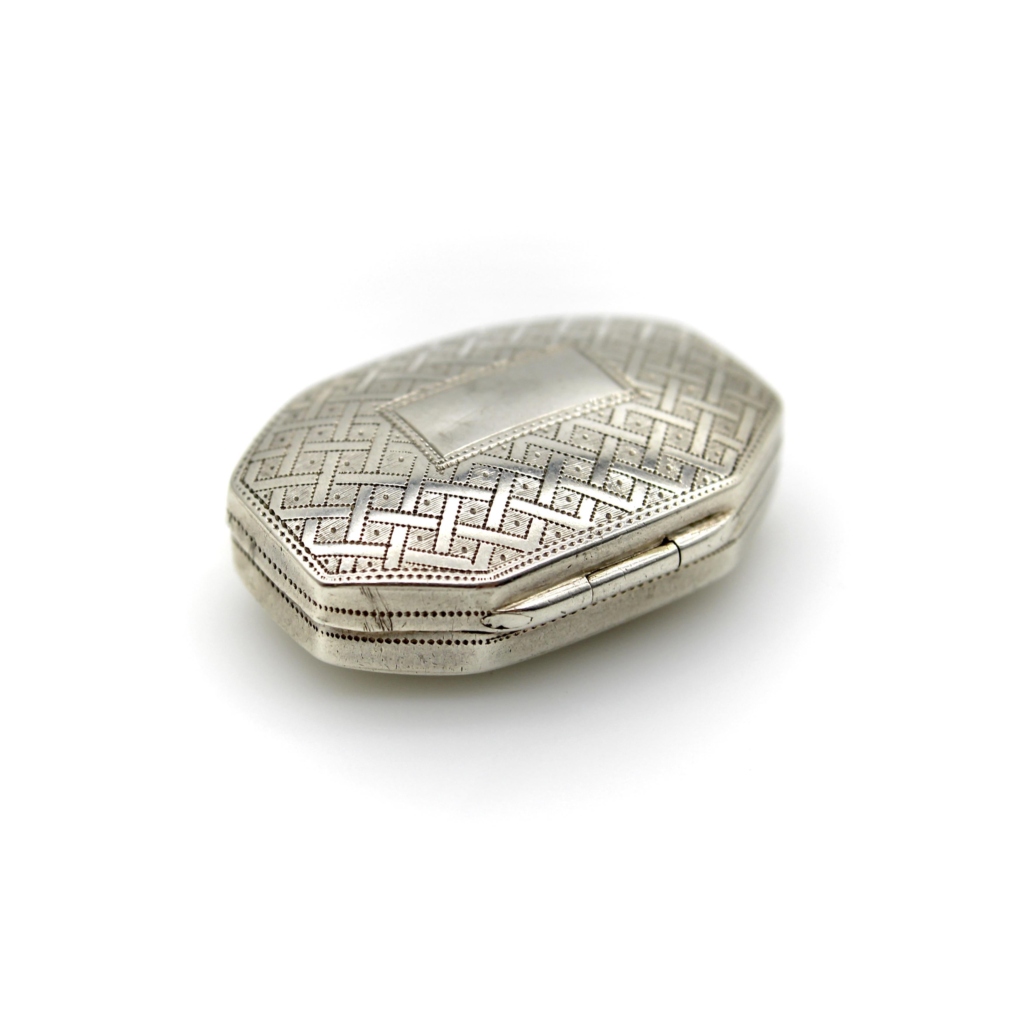 Women's or Men's Sterling Silver Georgian Octagonal Vinaigrette with Engraved Latticework For Sale