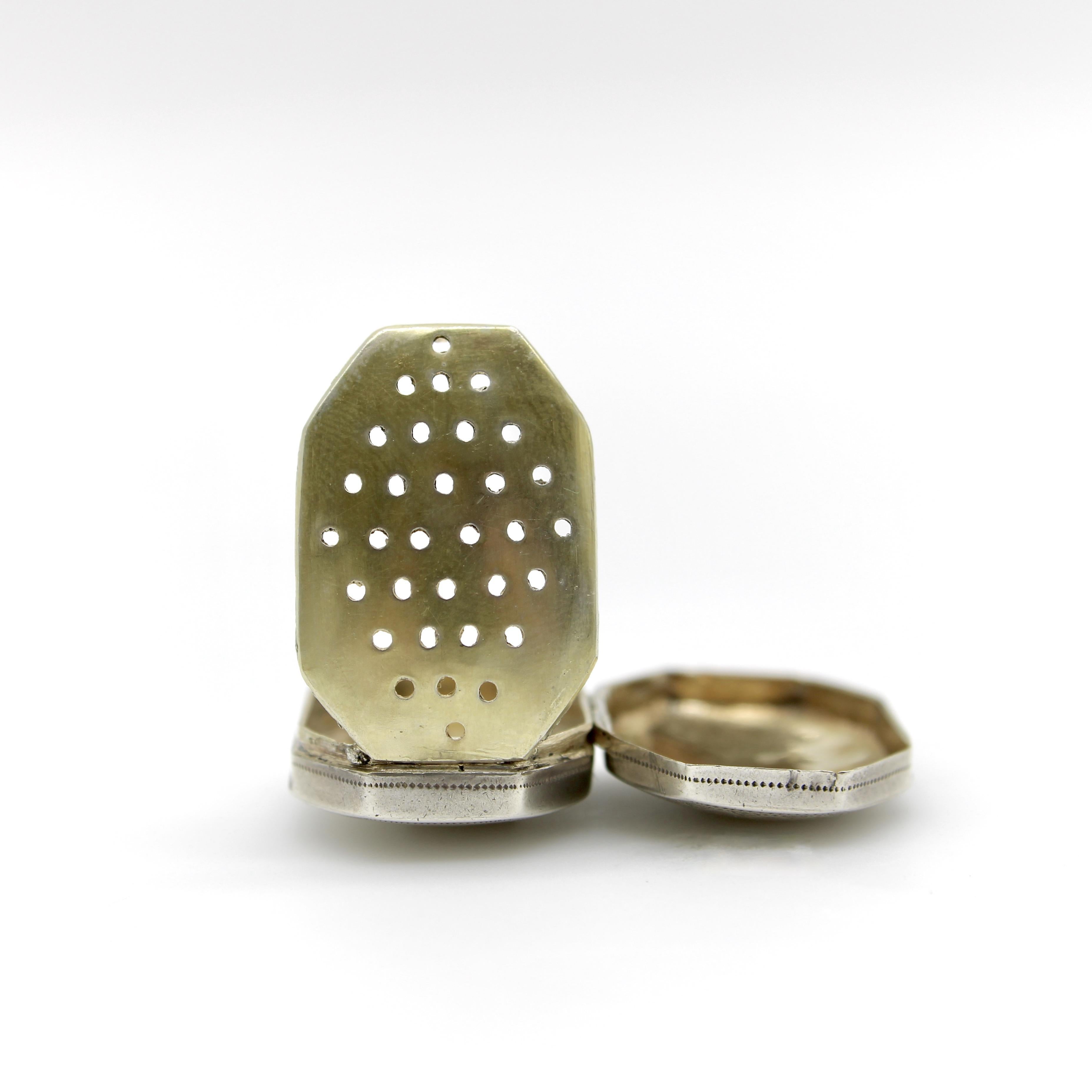 Sterling Silver Georgian Octagonal Vinaigrette with Engraved Latticework For Sale 1