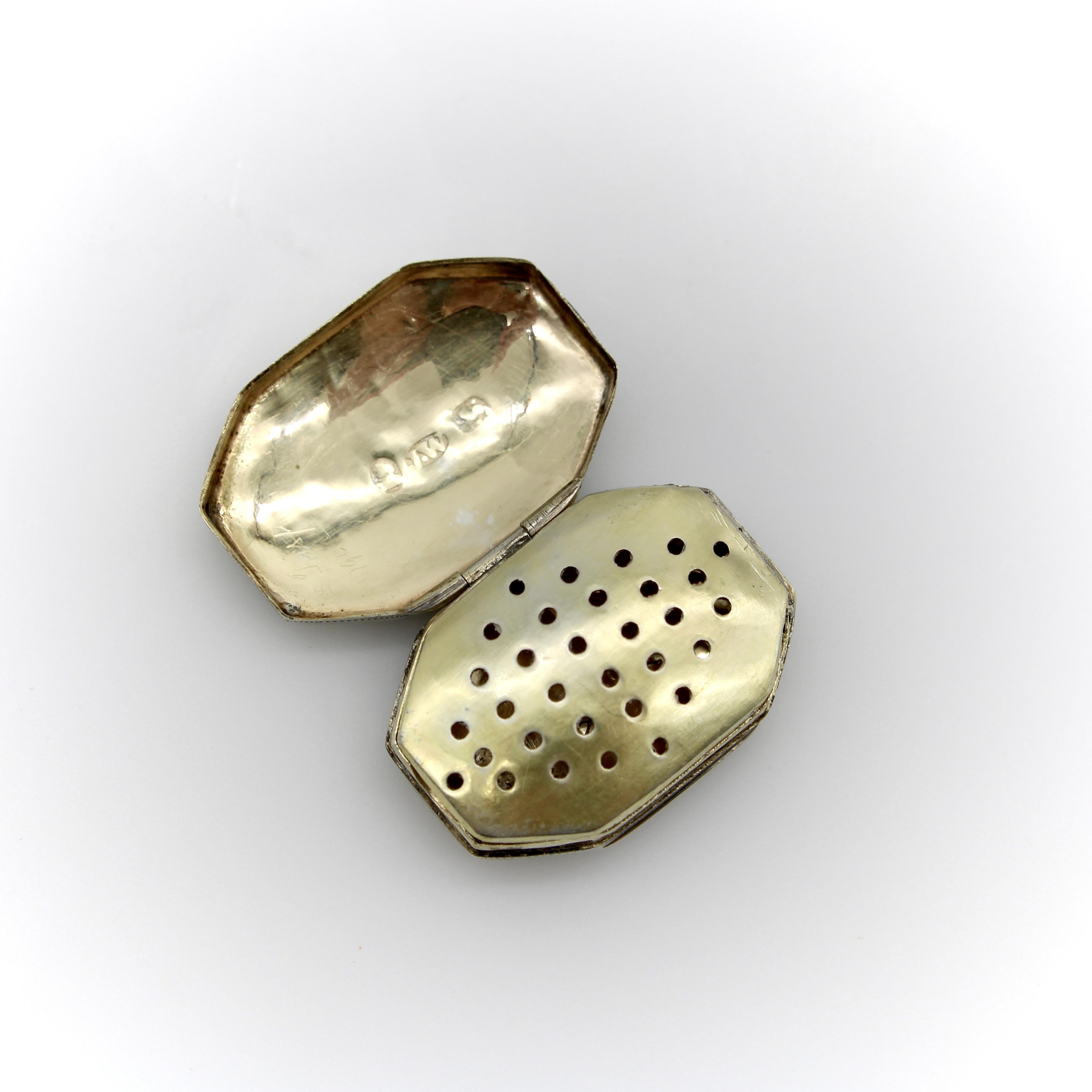 Sterling Silver Georgian Octagonal Vinaigrette with Engraved Latticework For Sale 2