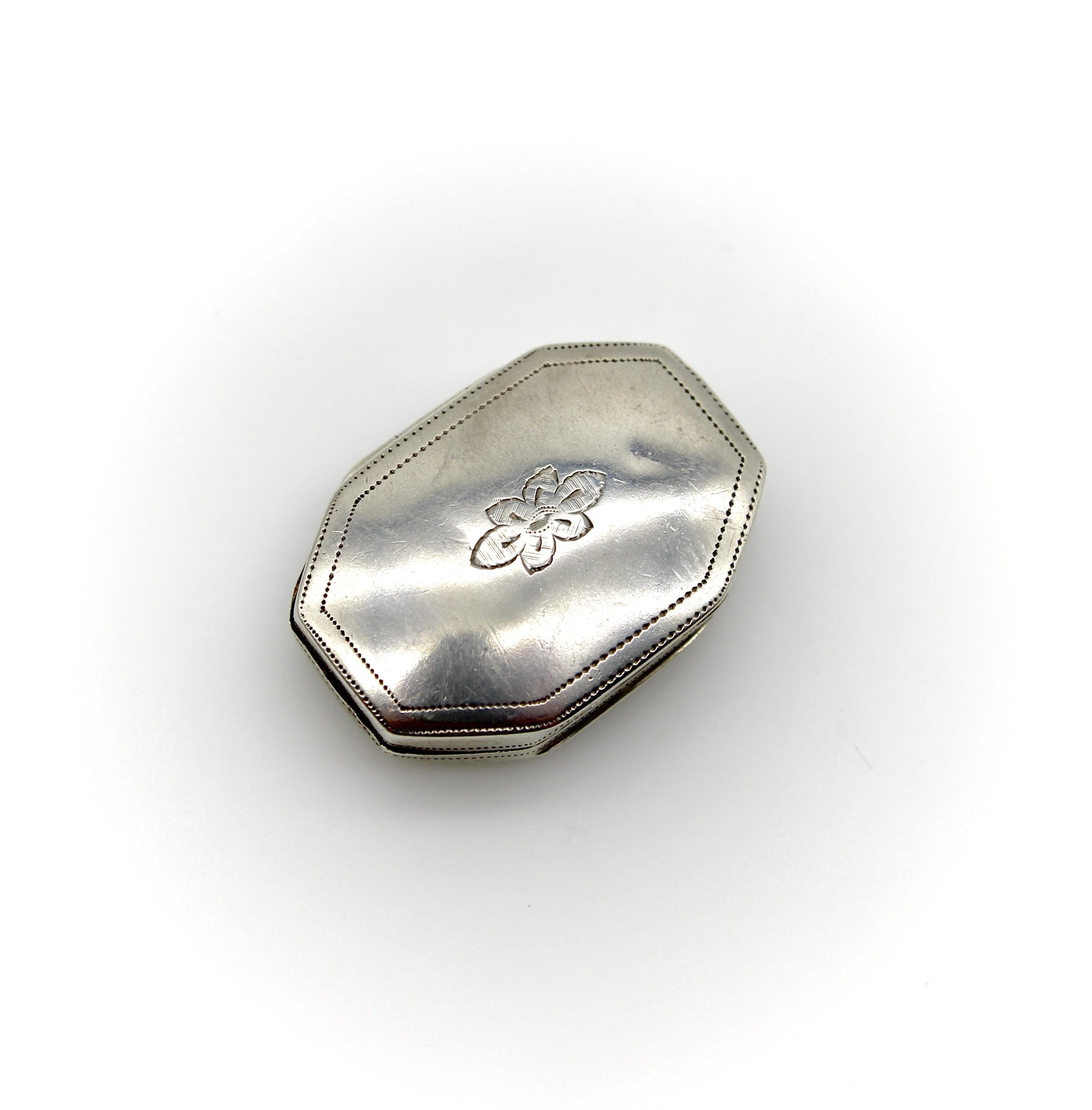 Sterling Silver Georgian Octagonal Vinaigrette with Engraved Latticework For Sale 4