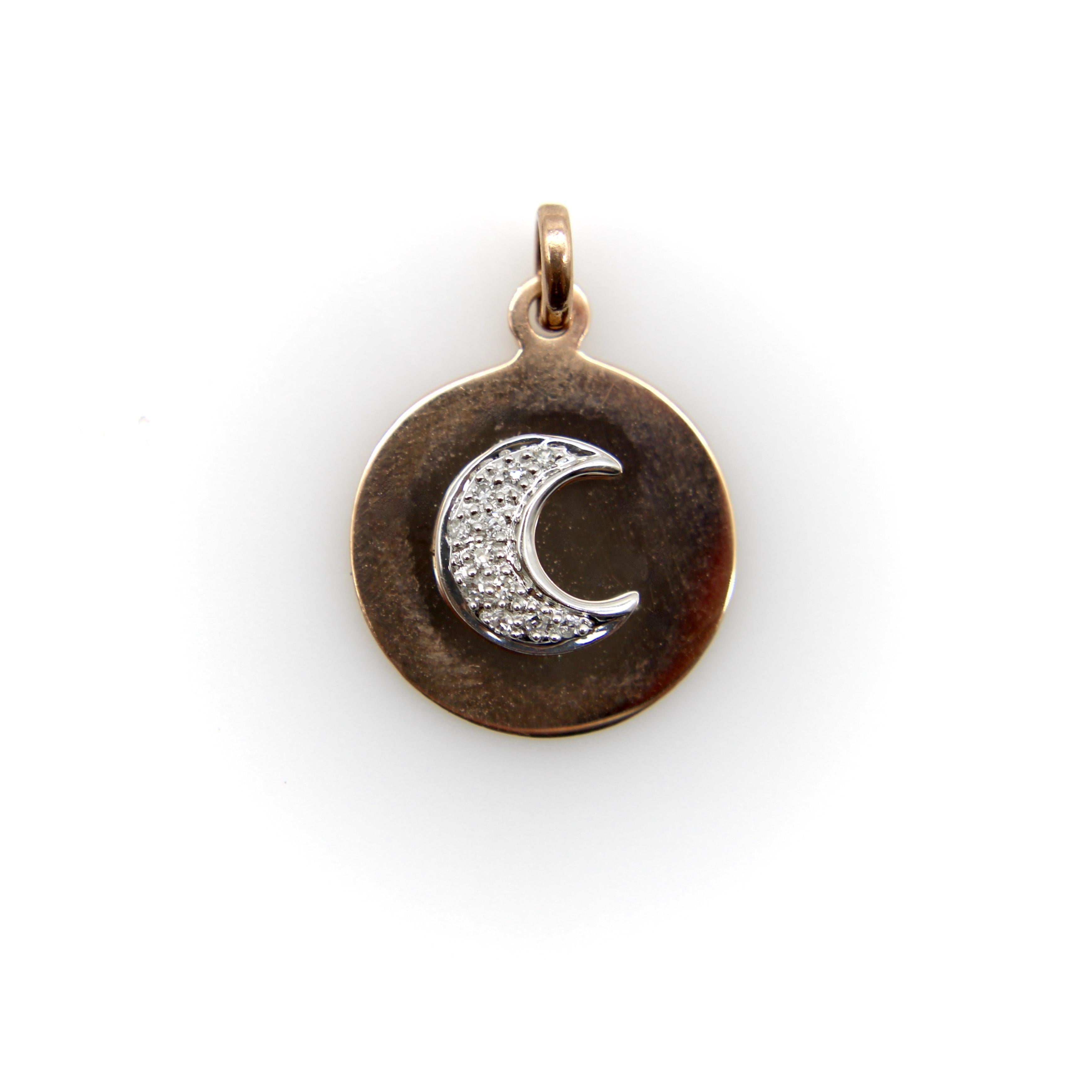 Abbiamo trovato questa adorabile placca vintage in oro rosa 14k e l'abbiamo abbinata a un piccolo charm con diamanti incrostati a forma di mezzaluna. La placca è abbastanza riflettente da dare un bagliore simile a uno specchio e crea un ottimo