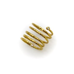 Anillo en espiral de oro de 22 quilates con diamantes de Gurhan, de la colección Rain