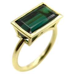 Signature-Ring mit Indicolit-Turmalin in einer Fassung aus 18-karätigem Gold