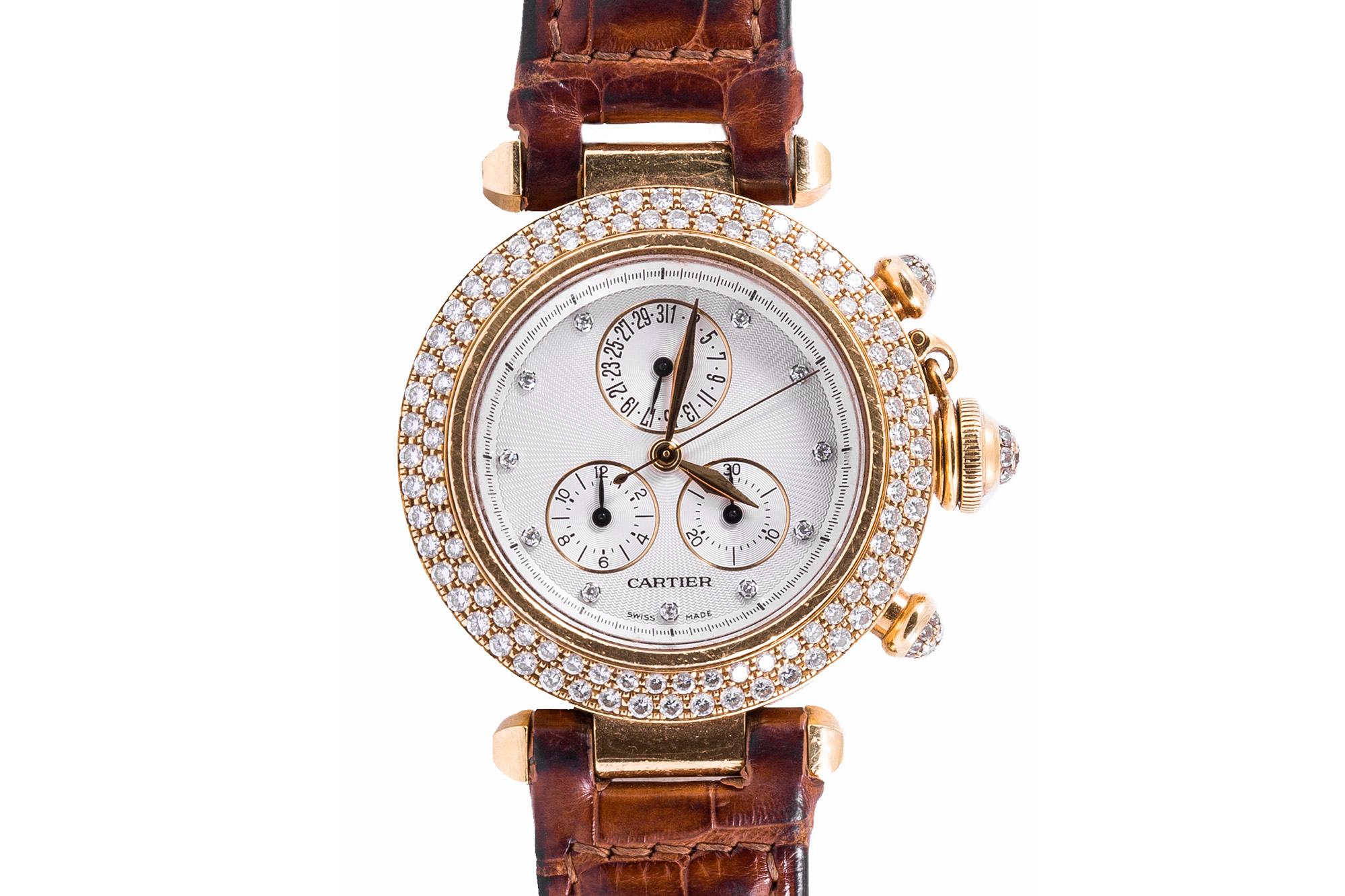 Orologio Cartier Pasha finemente realizzato in oro giallo 18 carati e diamanti rotondi taglio brillante, quadrante bianco Cartier con diamanti, cinturino originale in pelle di lucertola marrone e fibbia originale Cartier in oro giallo 18 carati,