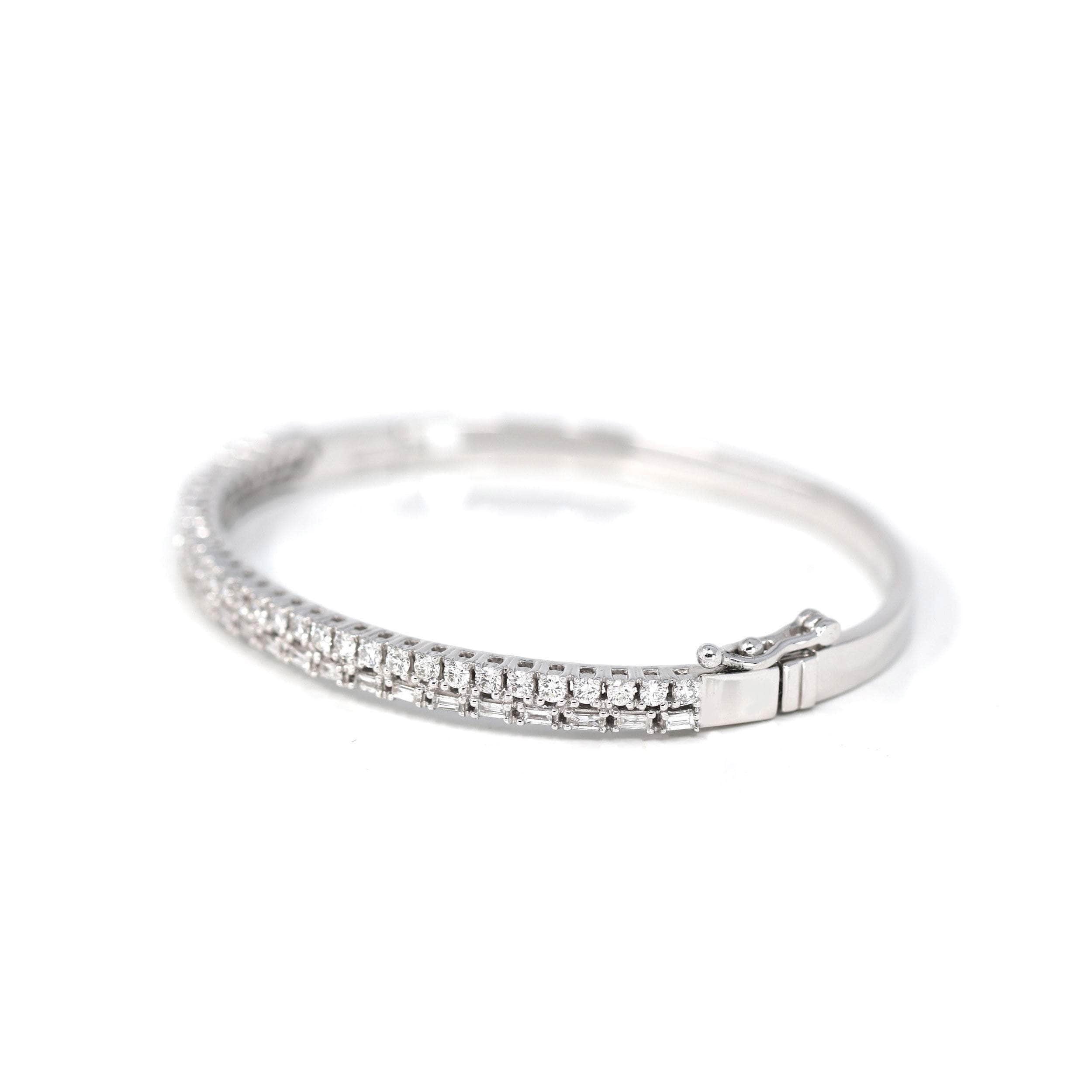 14k White Gold Diamond Oval Luxury Bangle Bracelet For Sale