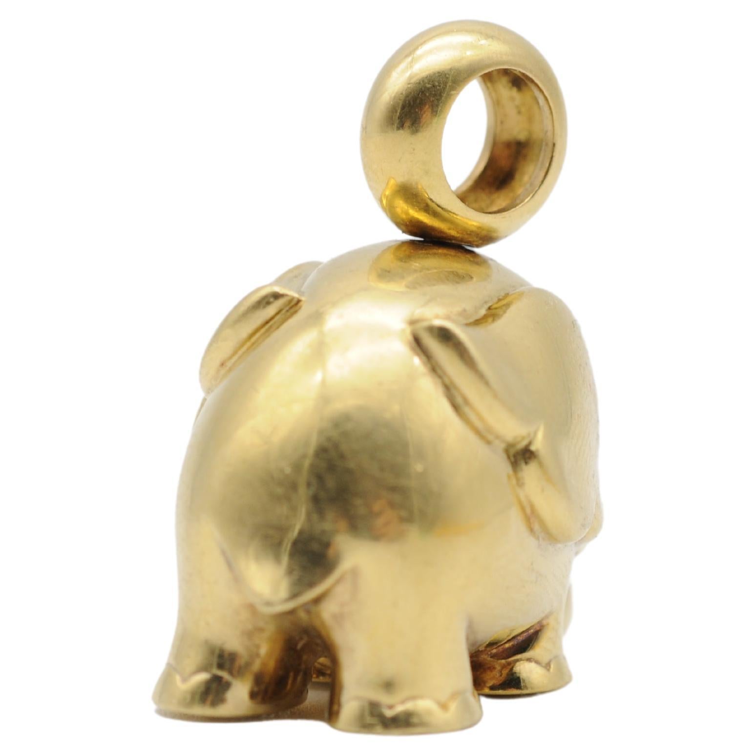 Fancy Solid Elephant Pendant 18k Yellow Gold with Ruby In Good Condition For Sale In Berlin, BE