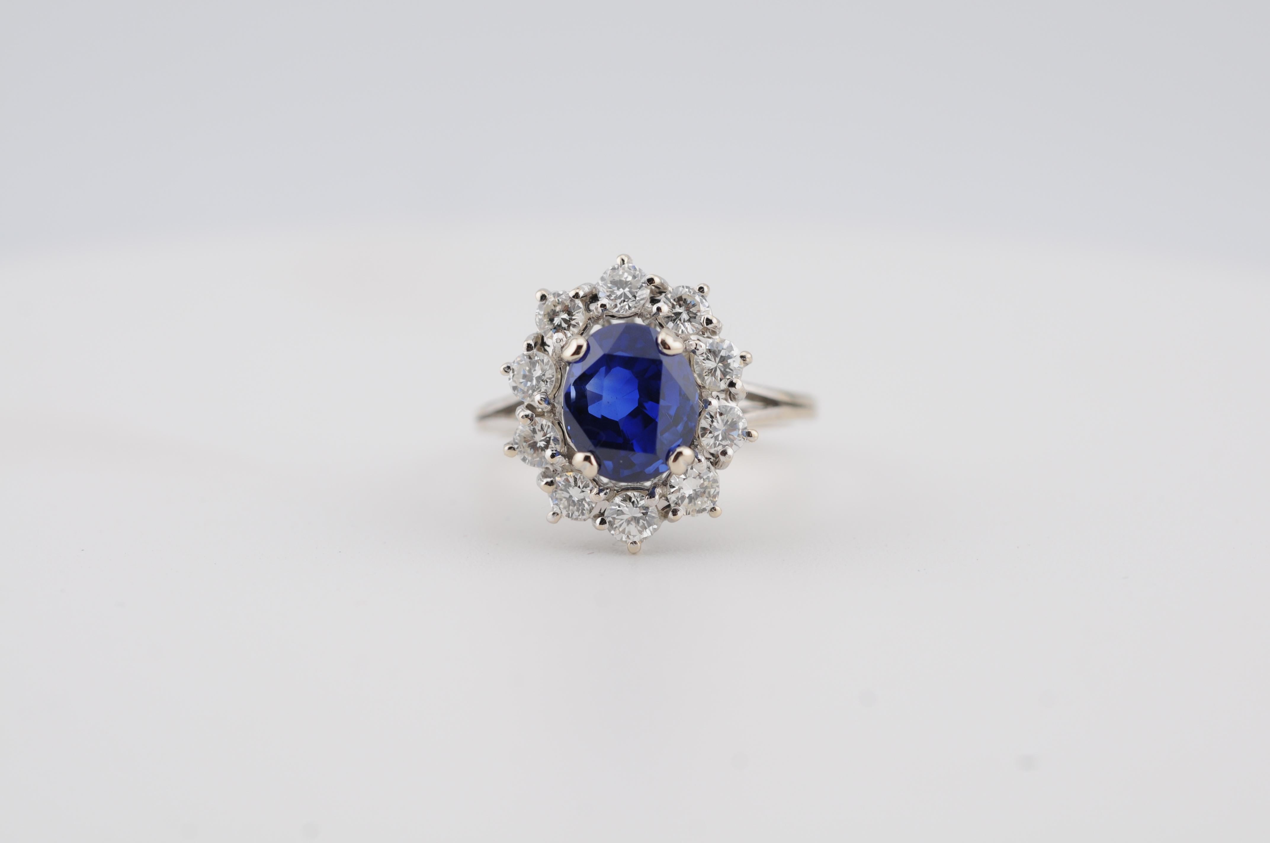 Ceylon Saphir und Diamant Halo Ring in 18K Weißgold Lady Diana im Zustand „Gut“ im Angebot in Berlin, BE