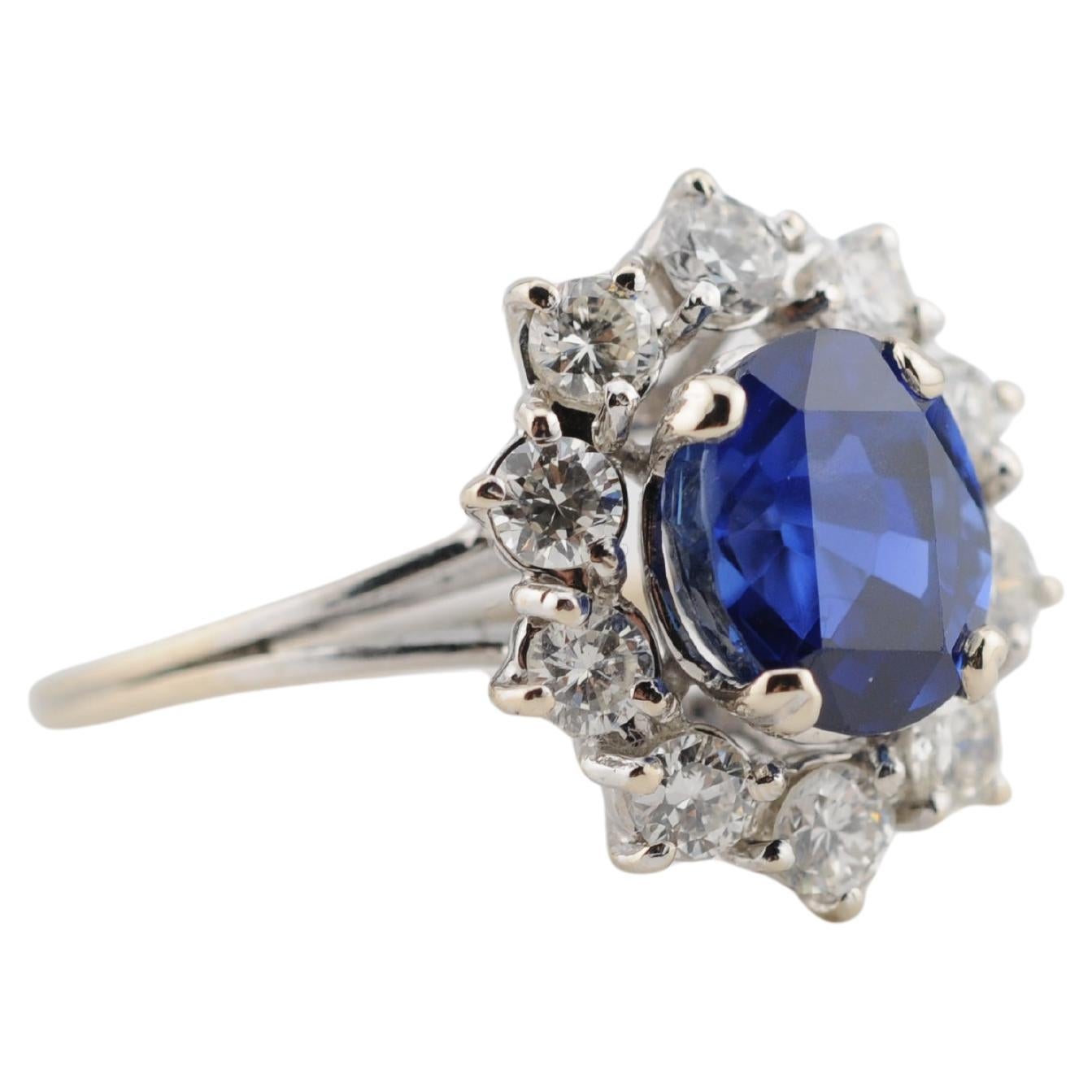 Außergewöhnlicher Ring aus 18 K Weißgold mit unbehandeltem königsblauem Saphir und Diamanten
Ein eleganter Ring aus 18 Karat Weißgold, besetzt mit einem unbehandelten Ceylon-Saphir von 2,87 Karat. Dieser auffällige Edelstein hat einen