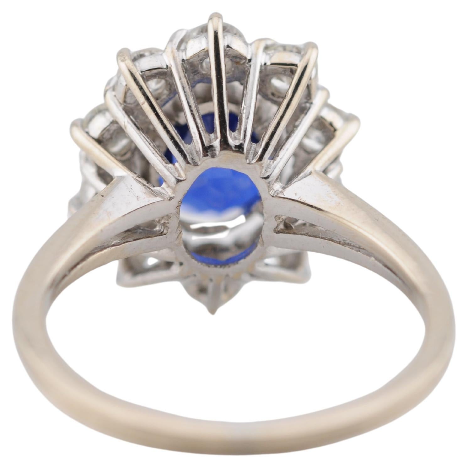 Ceylon Saphir und Diamant Halo Ring in 18K Weißgold Lady Diana (Ästhetizismus) im Angebot