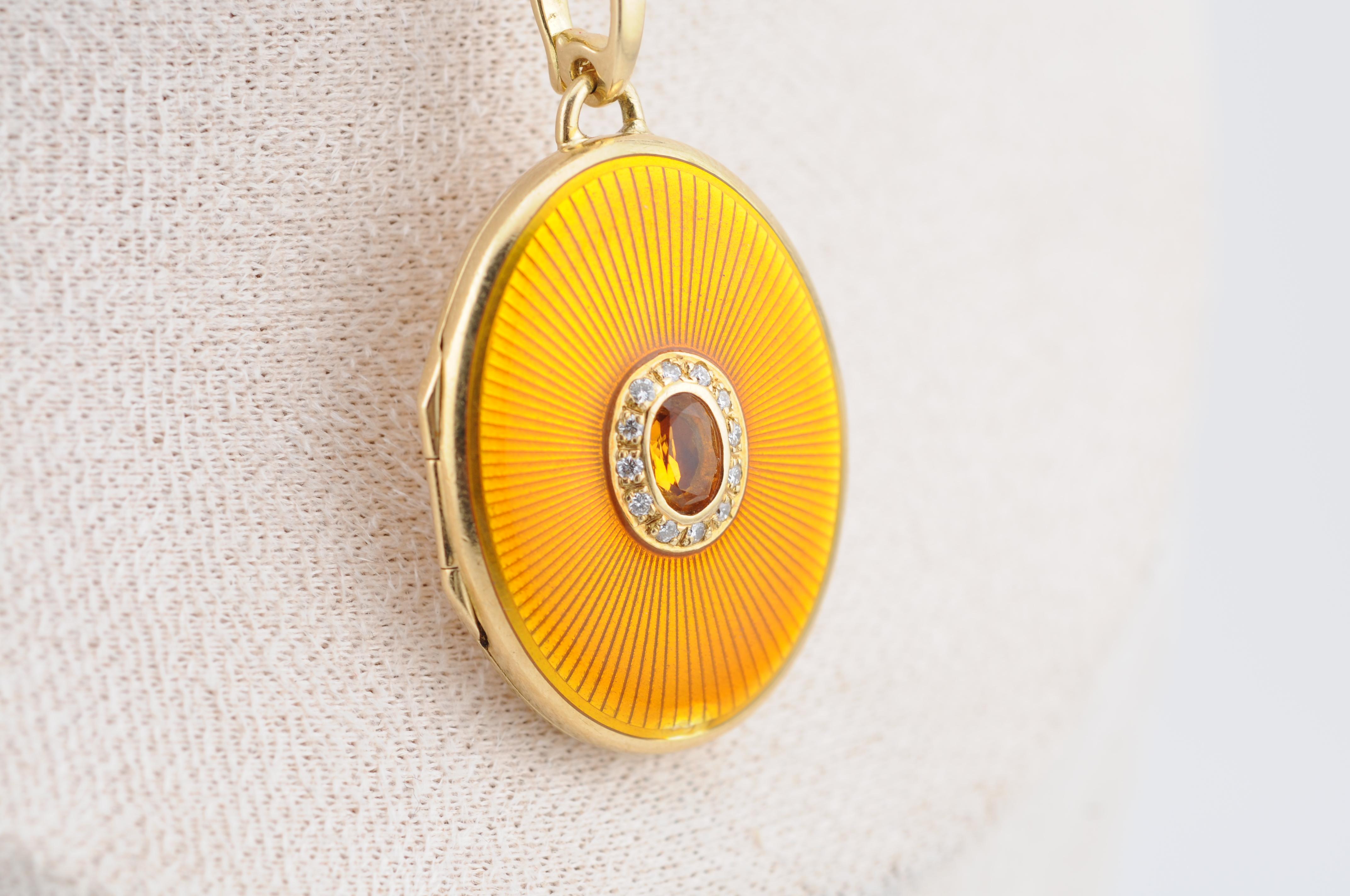 Un affascinante ciondolo a medaglione in oro giallo 18 carati con un'elegante funzione di contenere una foto in miniatura. La parte anteriore è incastonata con un caldo citrino al centro, circondato da un'aureola di diamanti taglio vecchio. La