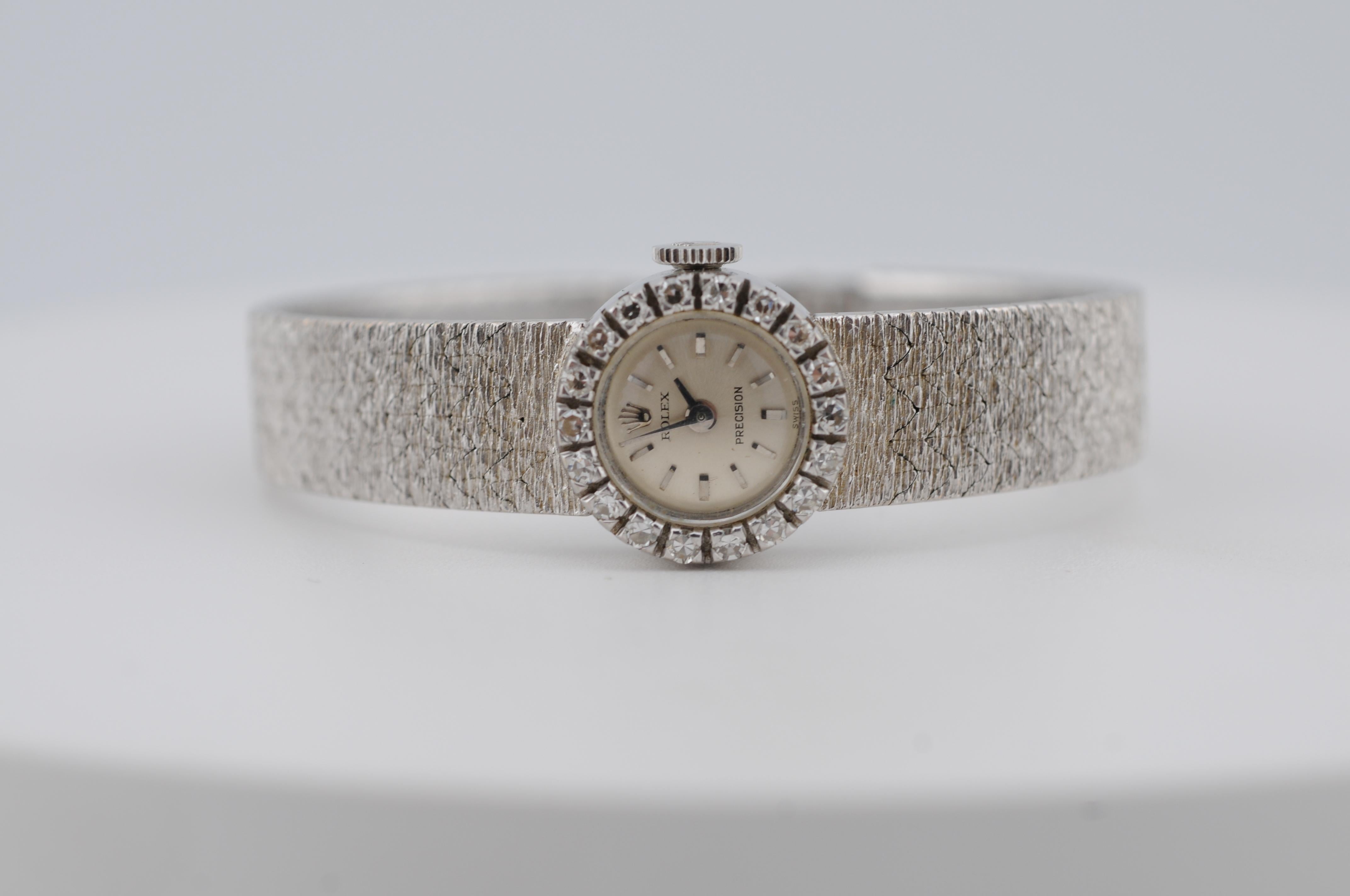 Eleganter Vintage-Rolex-Präzisionszeitmesser aus massivem 18-karätigem Weißgold (Punzierung 750), mit einem raffinierten Schweizer Uhrwerk. Die Lünette ist mit hochwertigen Diamanten besetzt, die dem klassischen Design einen subtilen Glanz