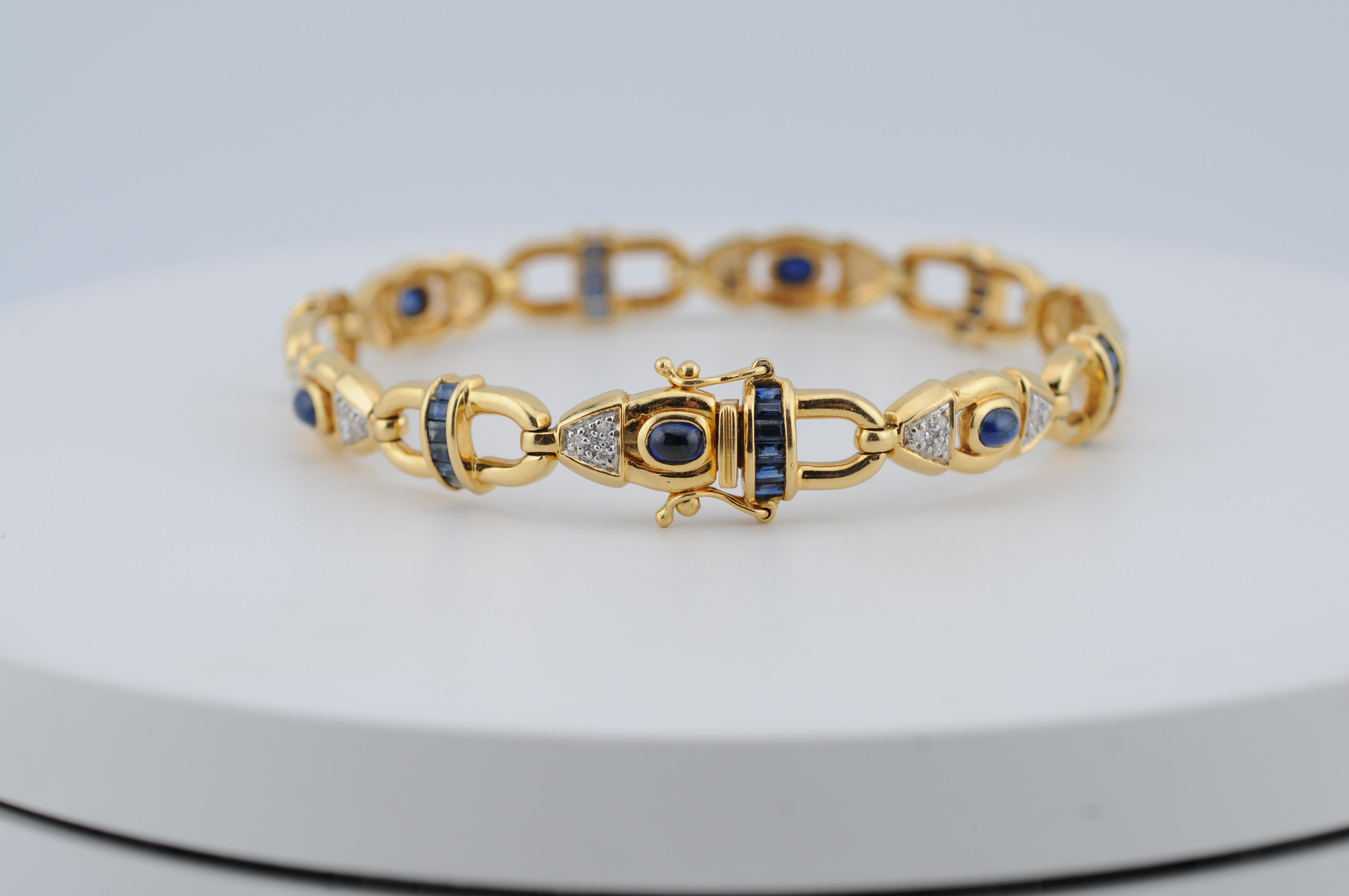 Estetismo Bracciale in oro con zaffiro cabochon e diamanti in oro 18k YG in vendita