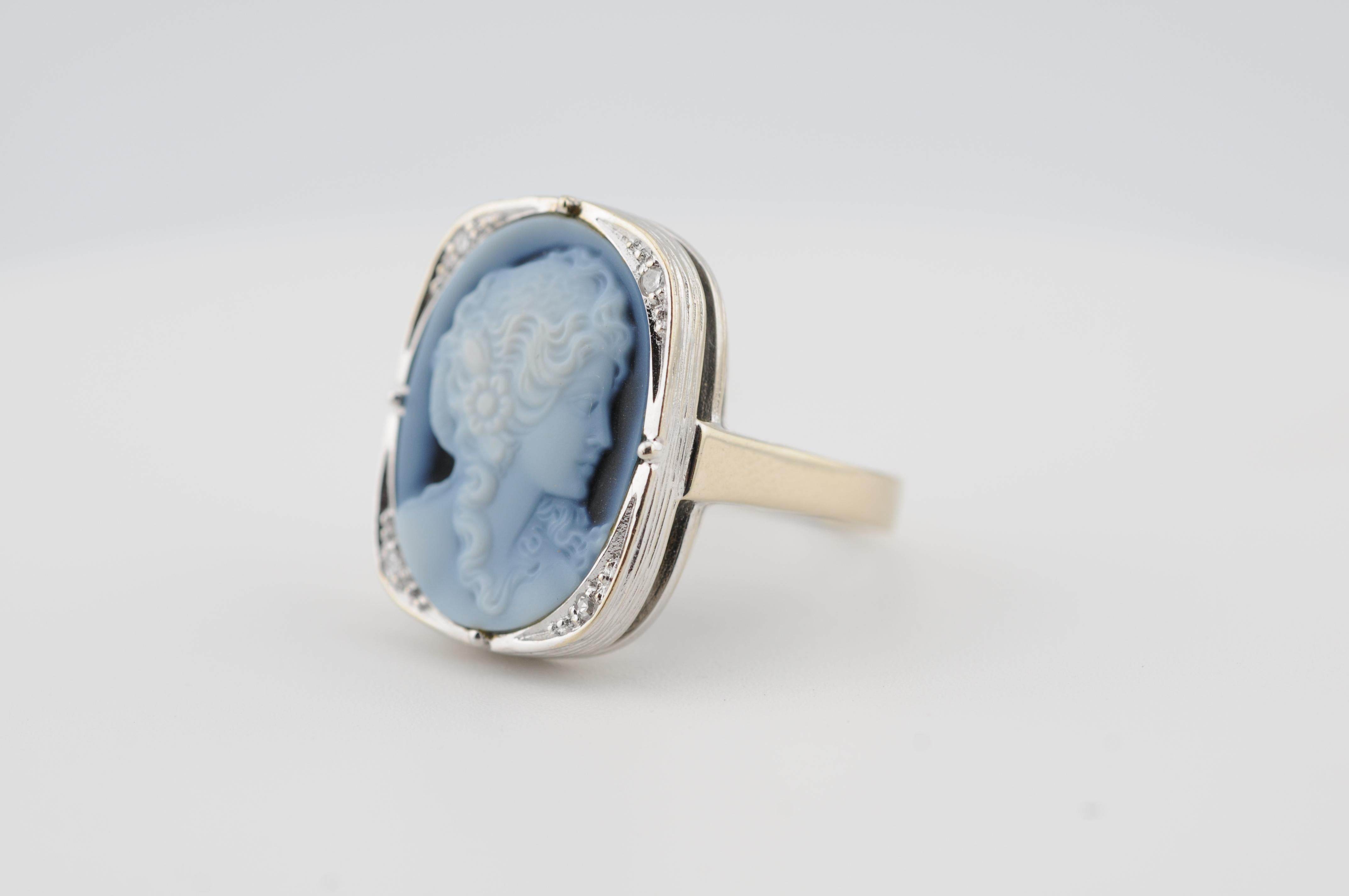 Anello d'oro con cammeo di una giovane donna inciso a mano In condizioni buone in vendita a Berlin, BE