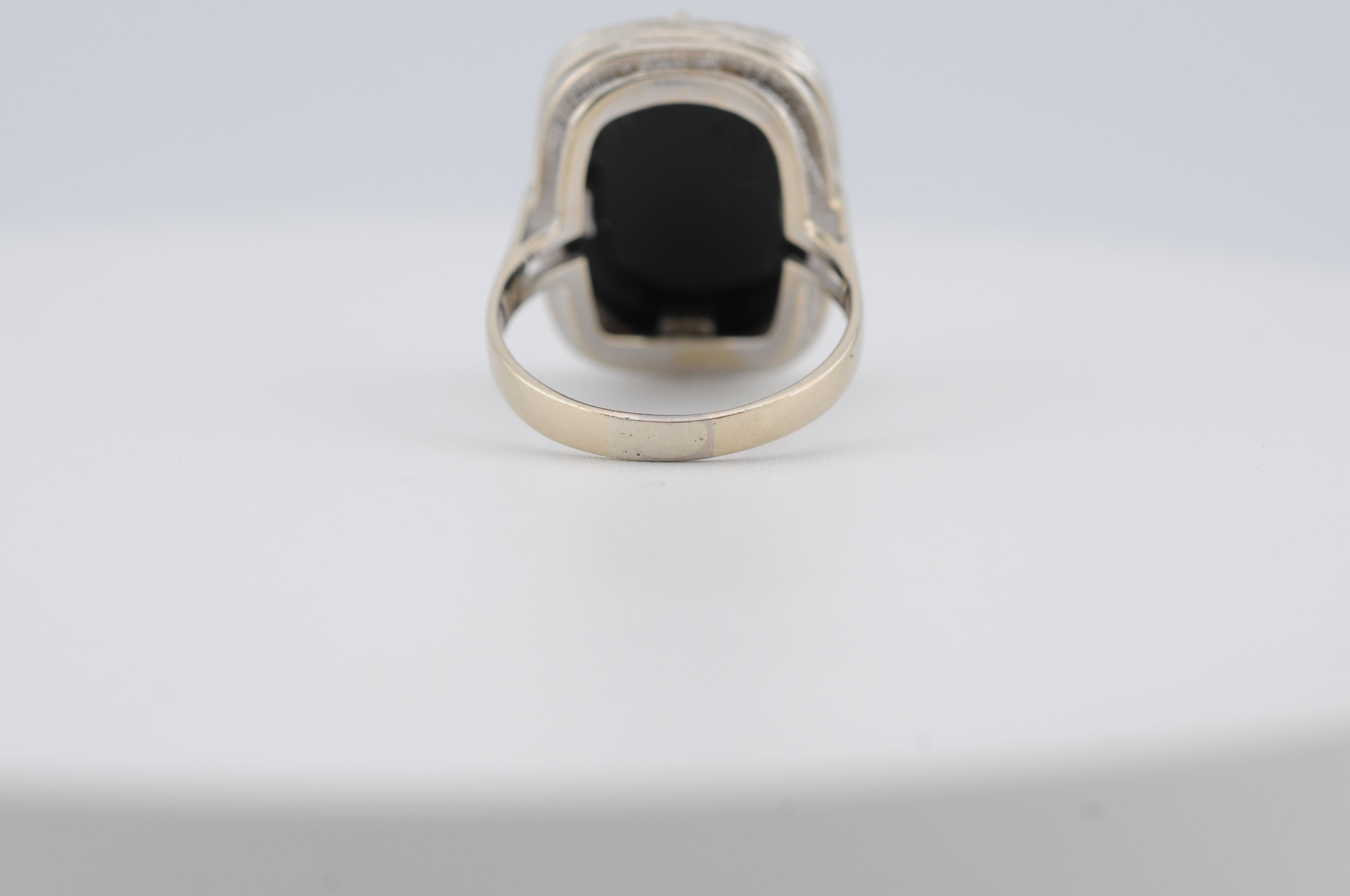 Anello d'oro con cammeo di una giovane donna inciso a mano in vendita 1