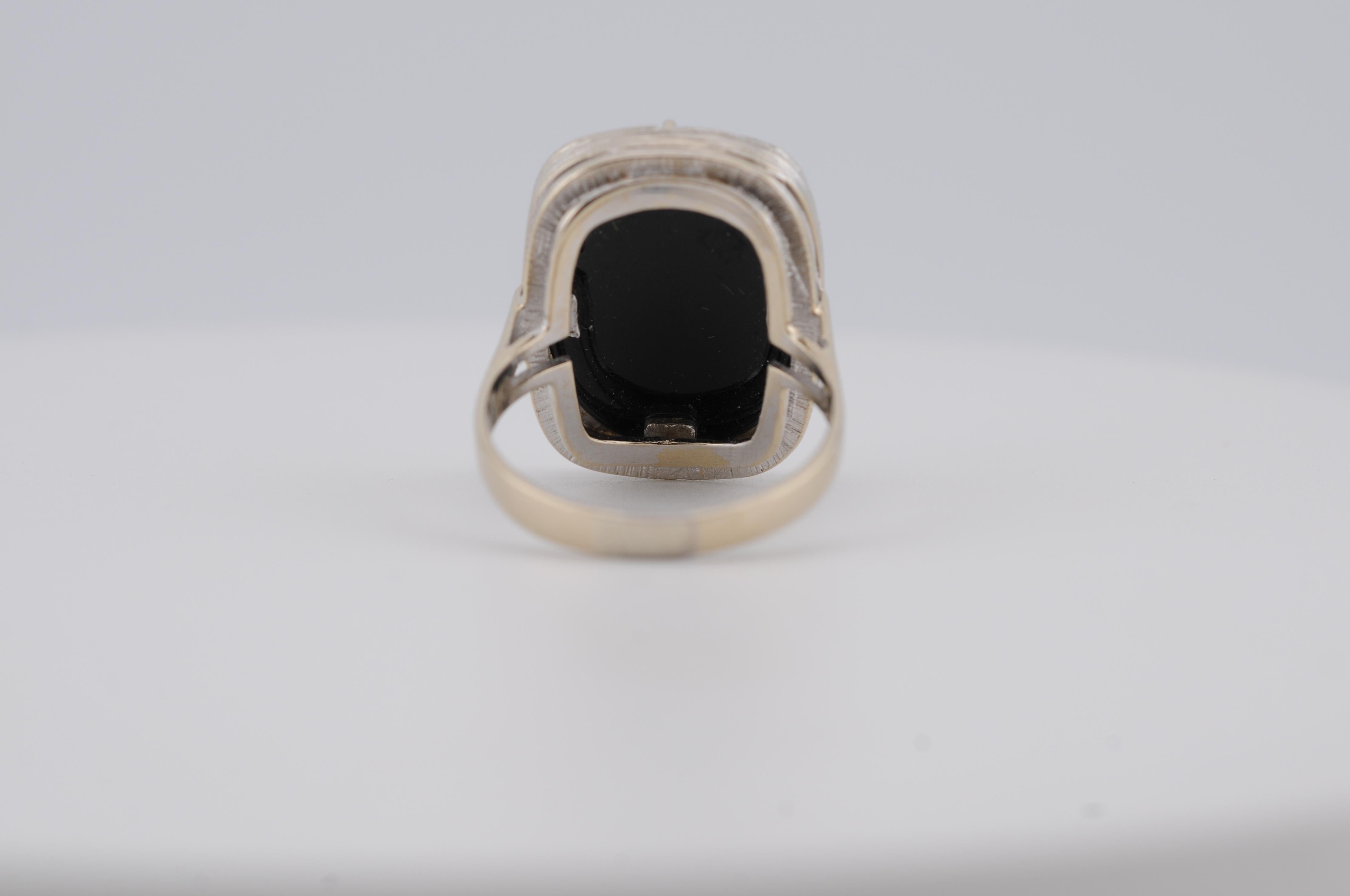 Anello d'oro con cammeo di una giovane donna inciso a mano in vendita 2