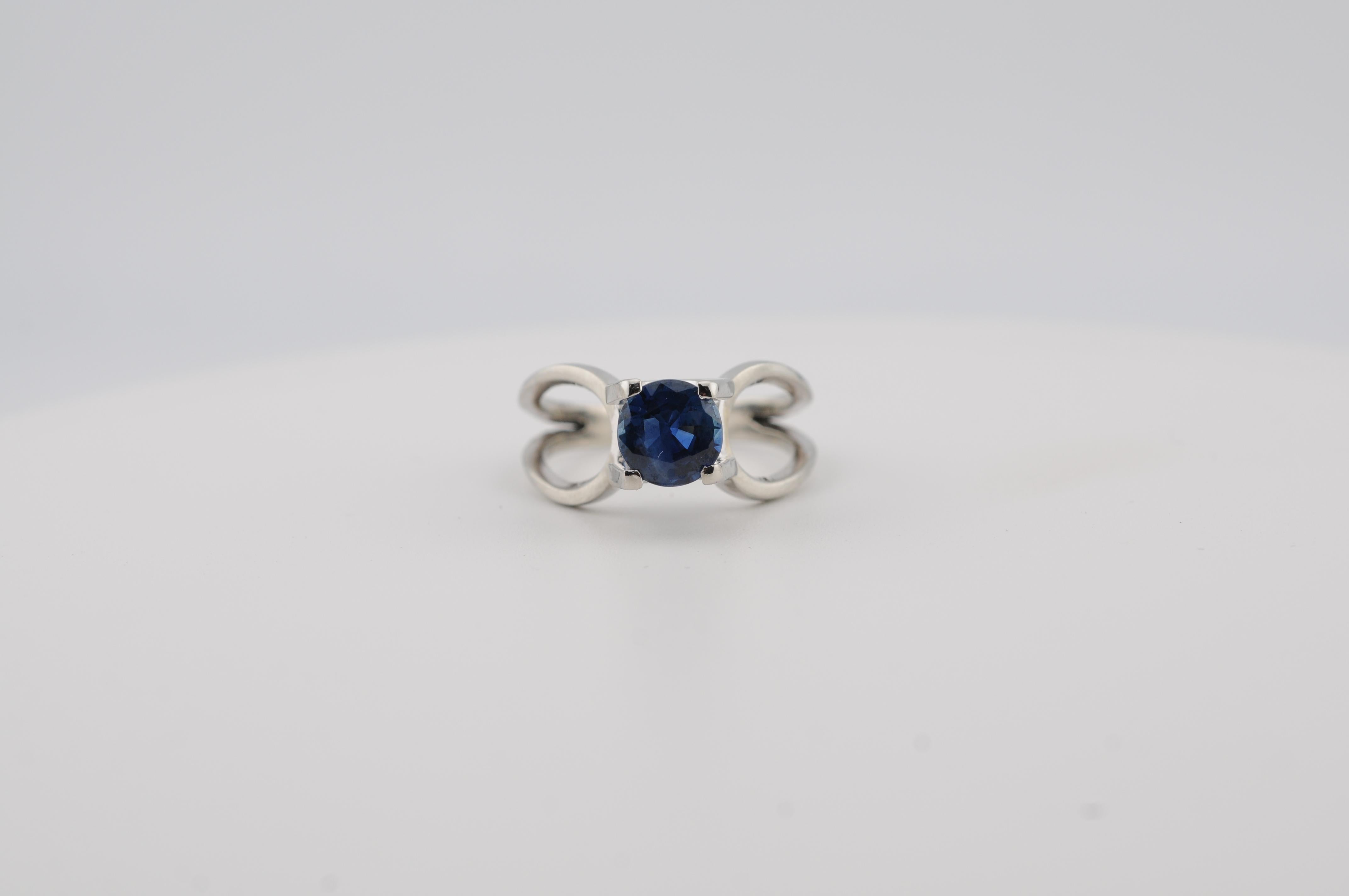 Ein schlichter und moderner Ring aus 14 Karat Weißgold, besetzt mit einem leuchtenden 1,62 Karat erhitzten blauen Saphir aus Sri Lanka (Ceylon). Der Stein hat einen satten, ausgewogenen Farbton und ist wunderschön in ein klares, modernes Design