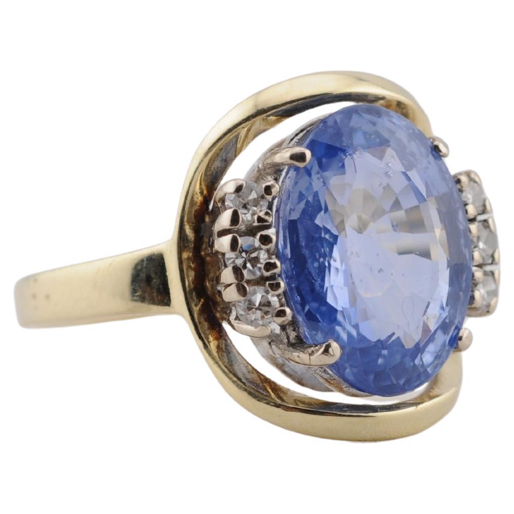 Taglio ovale Anello in oro vintage con zaffiro blu di Ceylon da 7,18 carati in vendita