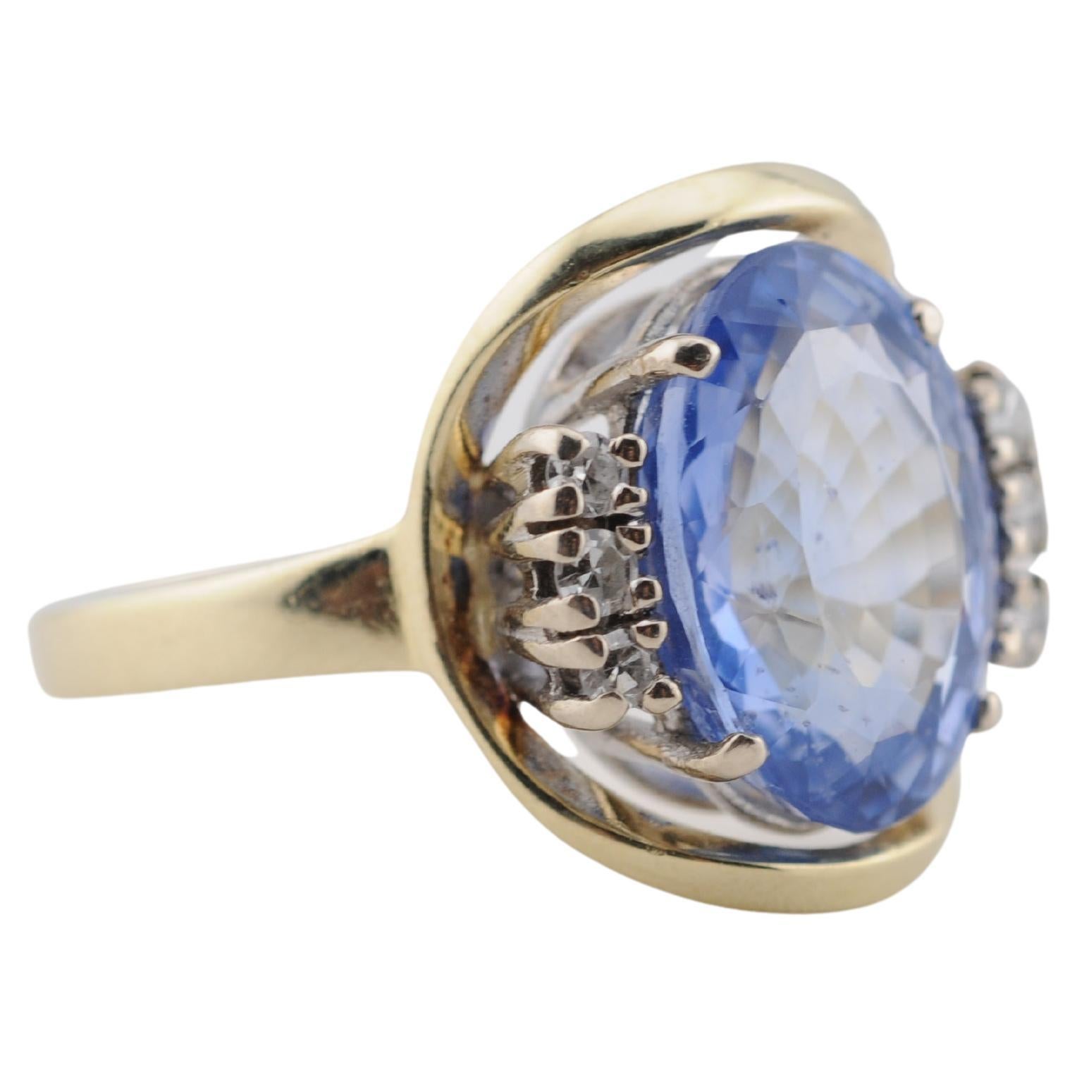 Un anello in oro bianco 14k con un vivido zaffiro blu da 7,18 carati proveniente dallo Sri Lanka (Ceylon), trattato termicamente per esaltarne il colore. La pietra è splendidamente proporzionata e incastonata in un design senza tempo che mette in