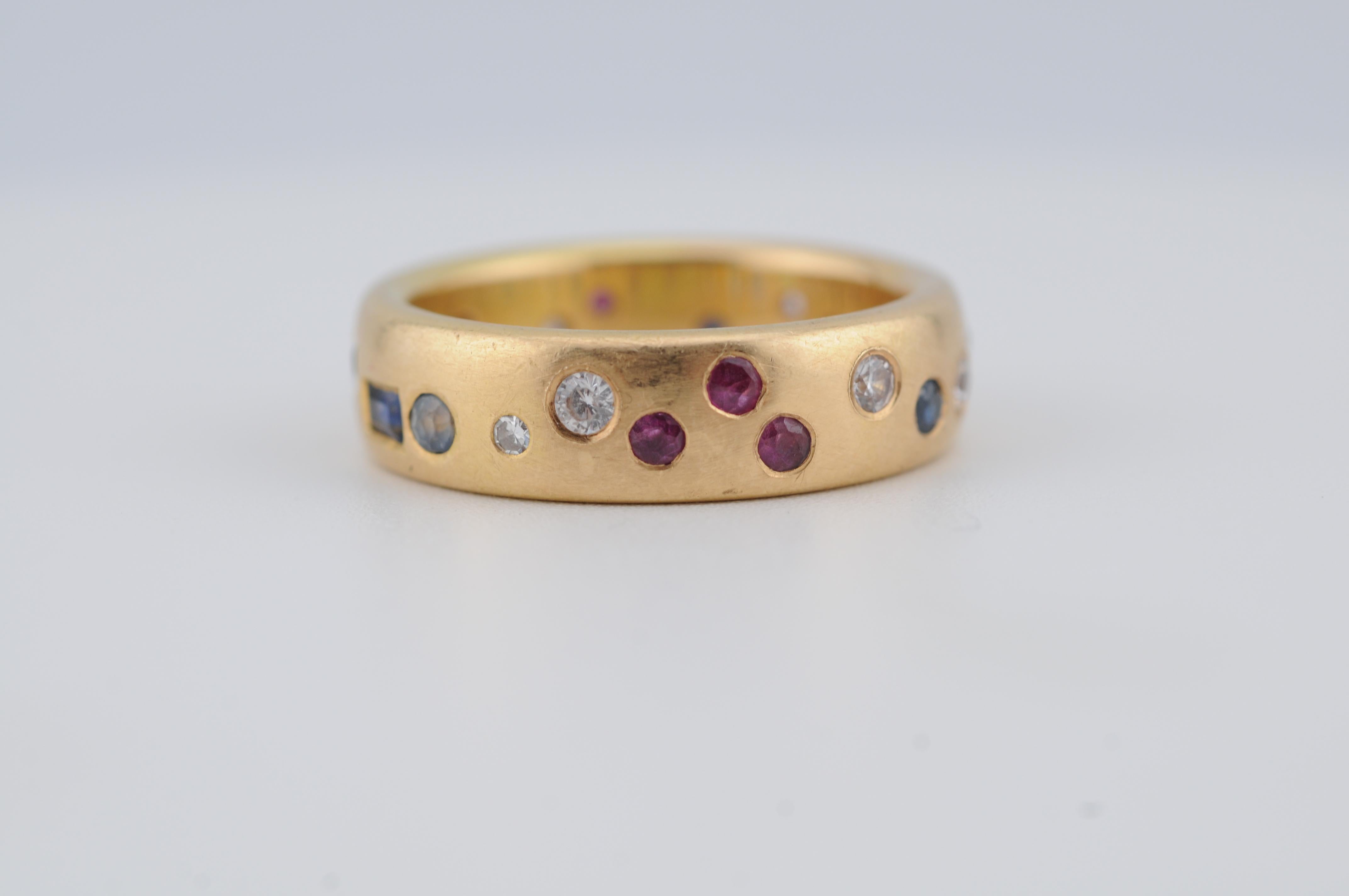 Une bague vibrante et joyeuse en or jaune 18 carats, sertie d'un éventail de pierres précieuses naturelles, dont le rubis, le saphir, la tourmaline et d'autres. Chaque pierre est soigneusement sélectionnée dans des couleurs, des coupes et des