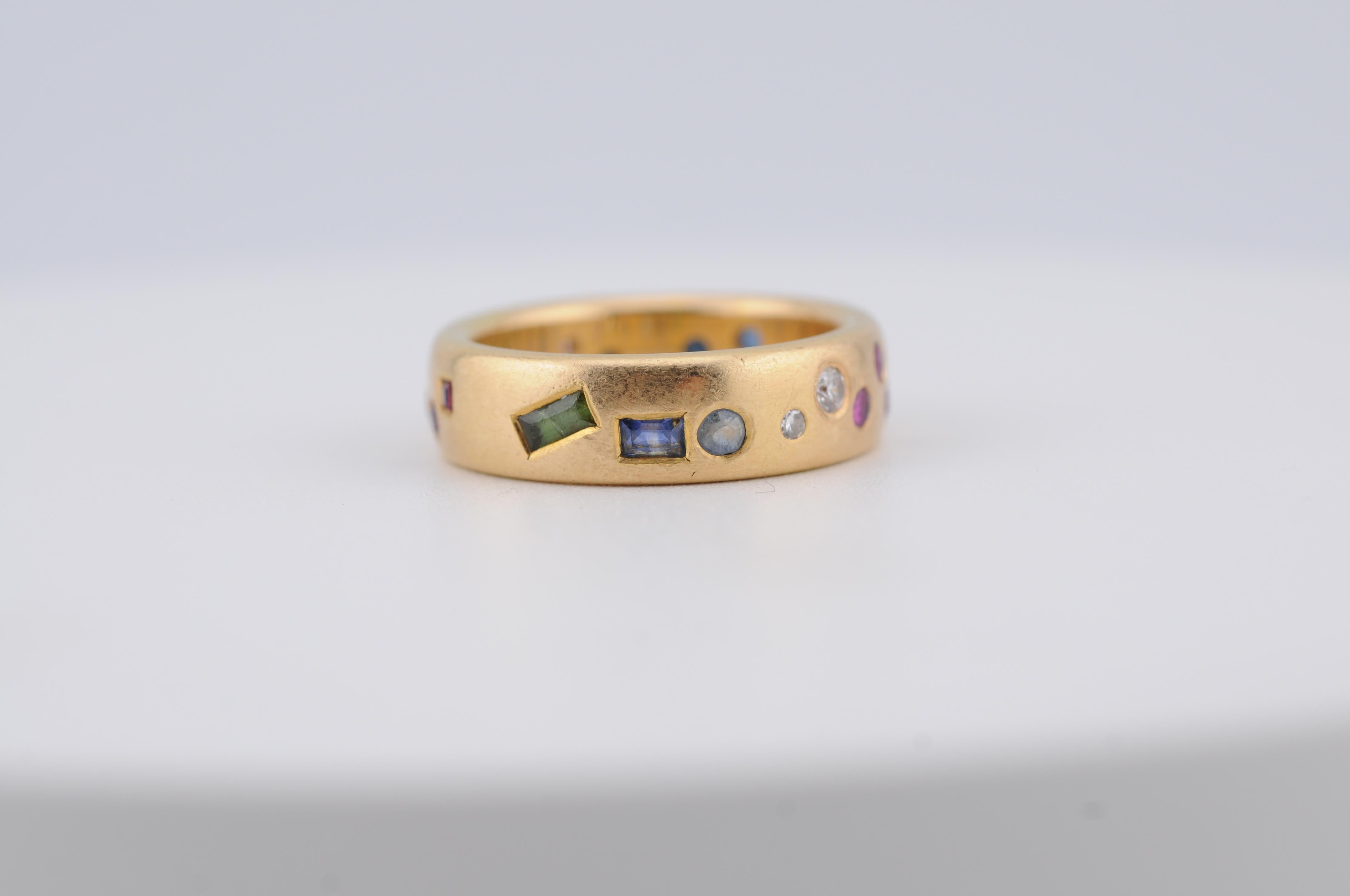 Mouvement esthétique Bague en or jaune 18k avec pierres mixtes en vente