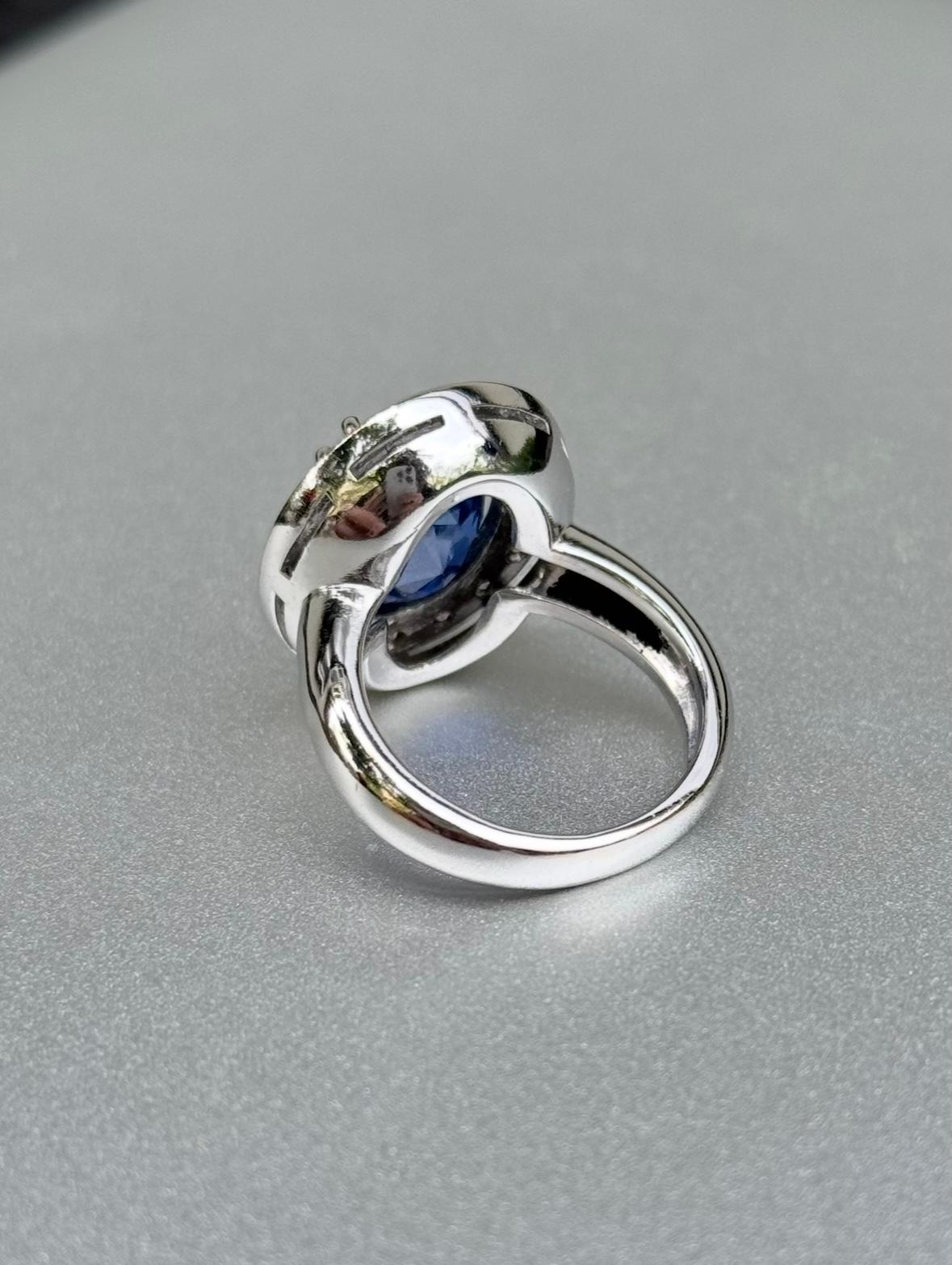 Feiner 6,79-Karat-Ring mit natürlichem Ceylon-Saphir und DSEF-Zertifikat aus 18 Karat Gold (Ovalschliff) im Angebot