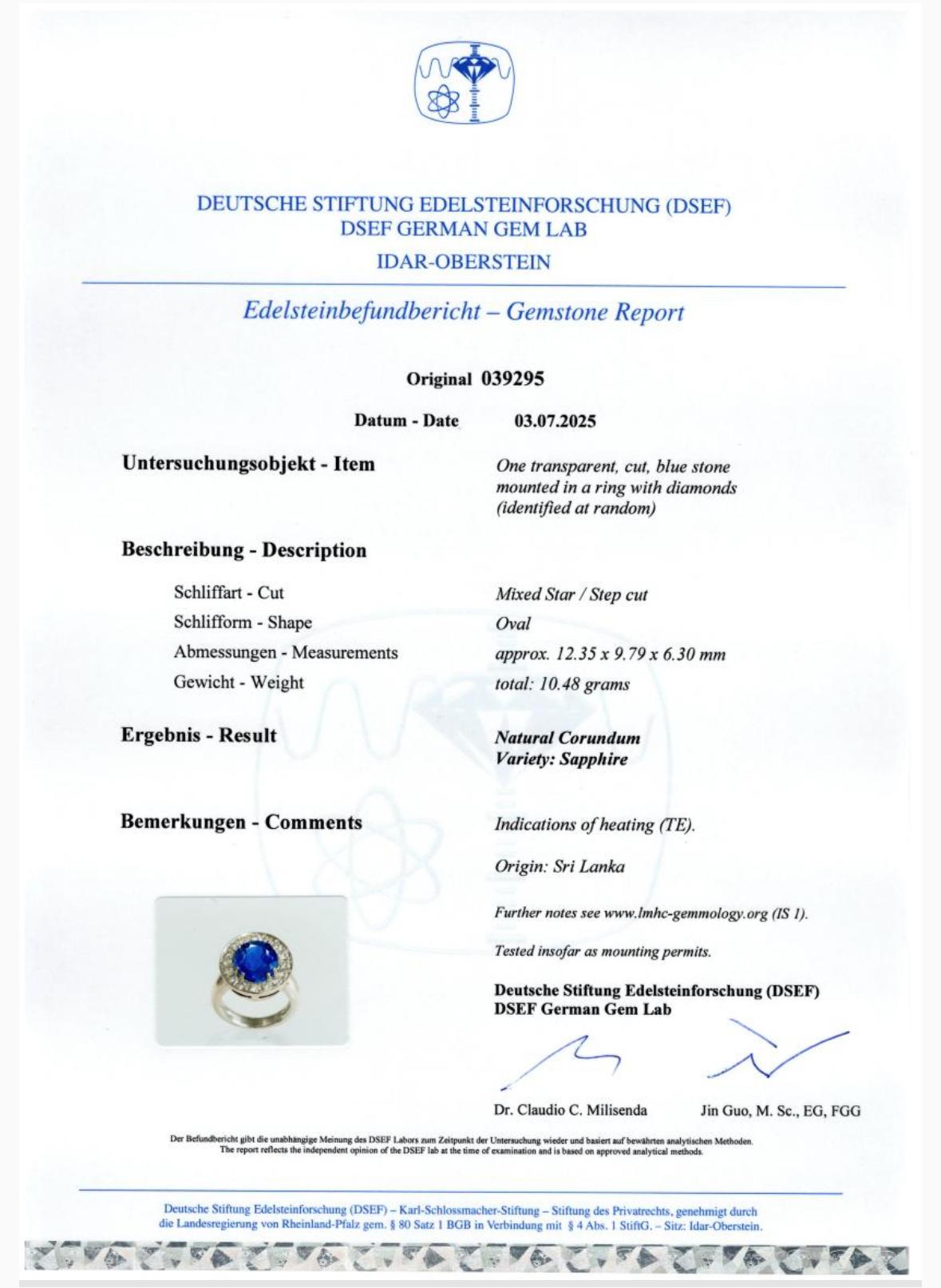 Ein zarter Ring aus 18 Karat Weißgold, besetzt mit einem natürlichen Saphir aus Sri Lanka (Ceylon). Der wärmebehandelte Stein hat einen leuchtend blauen Farbton und wiegt 6,79 Karat - das bestätigt ein aktueller DSEF-Bericht aus Idar-Oberstein.

Der