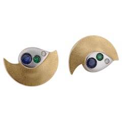 Pendientes de diseño en oro amarillo de 18 quilates con acabado cepillado: zafiro, esmeralda y diamantes