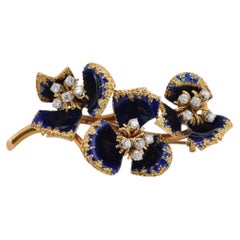 Broche italienne en or 18 carats en forme de fleur, sertie de diamants taille ancienne et d'émail blanc