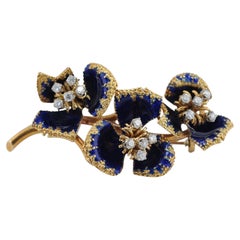 Broche italienne en or 18 carats en forme de fleur, sertie de diamants taille ancienne et d'émail blanc