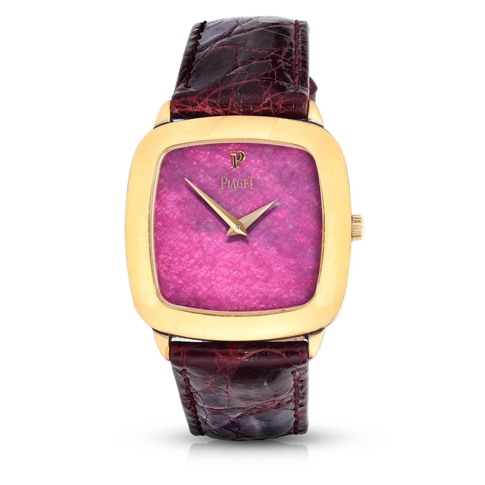 Piaget 18K Gelbgold Uhr mit Rhodonitstein Zifferblatt
Kompliziertes Quarz-Uhrwerk
Original Rhodonit-Zifferblatt
Ende der 1970er, Anfang der 1980er Jahre Produktion
Solide 18K Gelbgold Unpoliert Kissen Fall zeigt eine schöne
