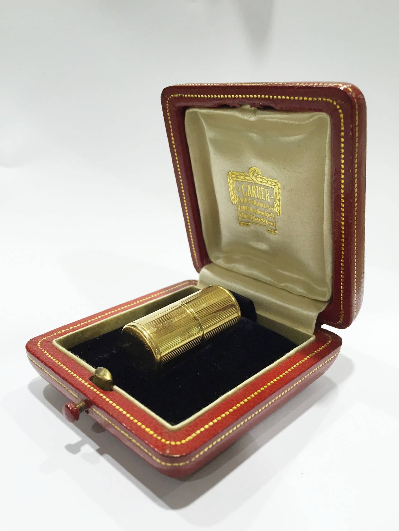 Women's or Men's 1930s Cartier Paris exceptional gold lighter For Sale