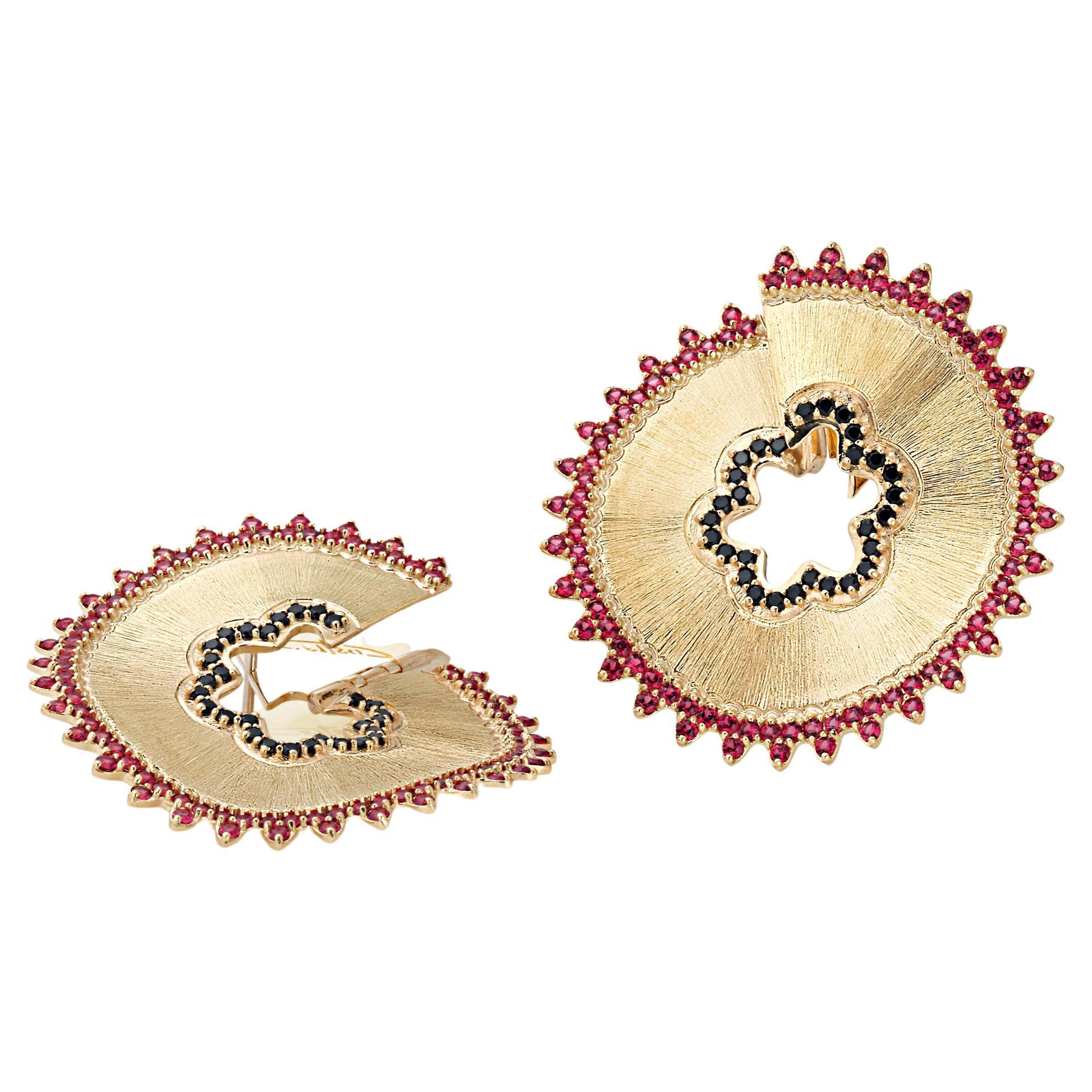 Boucles d'oreilles « Costis » de la collection crayon, avec spinelles rouges et diamants noirs  en vente