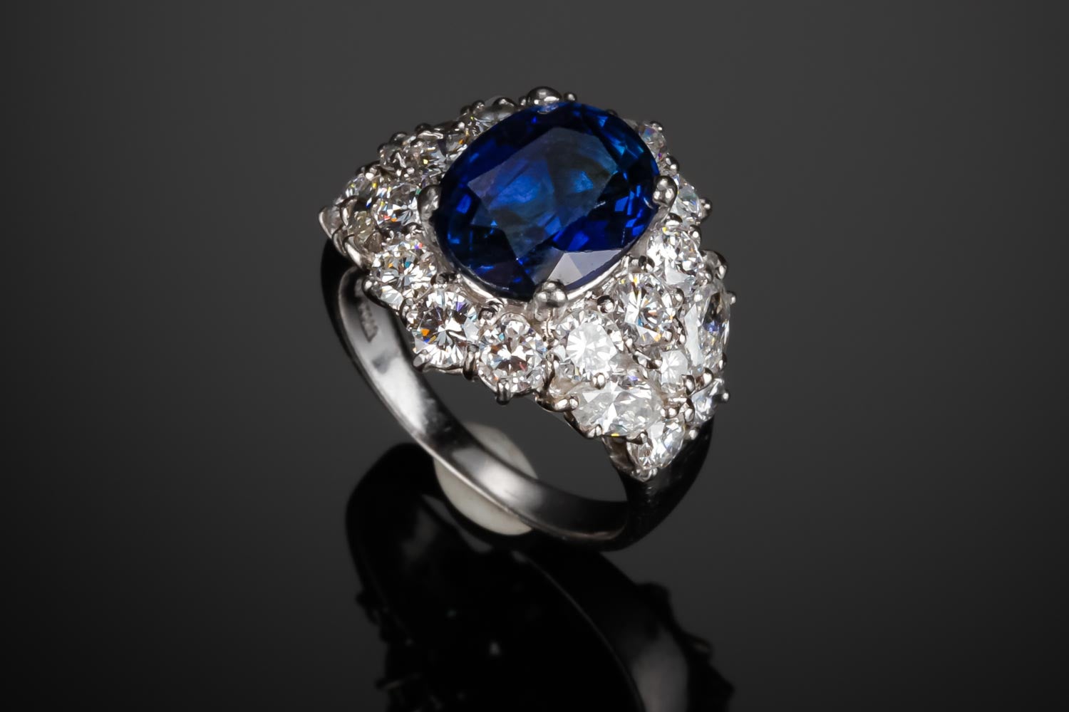 4.67 carat sapphire and 2.62 carat diamond statement ring For Sale 3