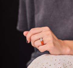 Anello da cocktail degli anni '60 in oro giallo e bianco 18 carati con corallo e diamanti, misura 7,5 (US)