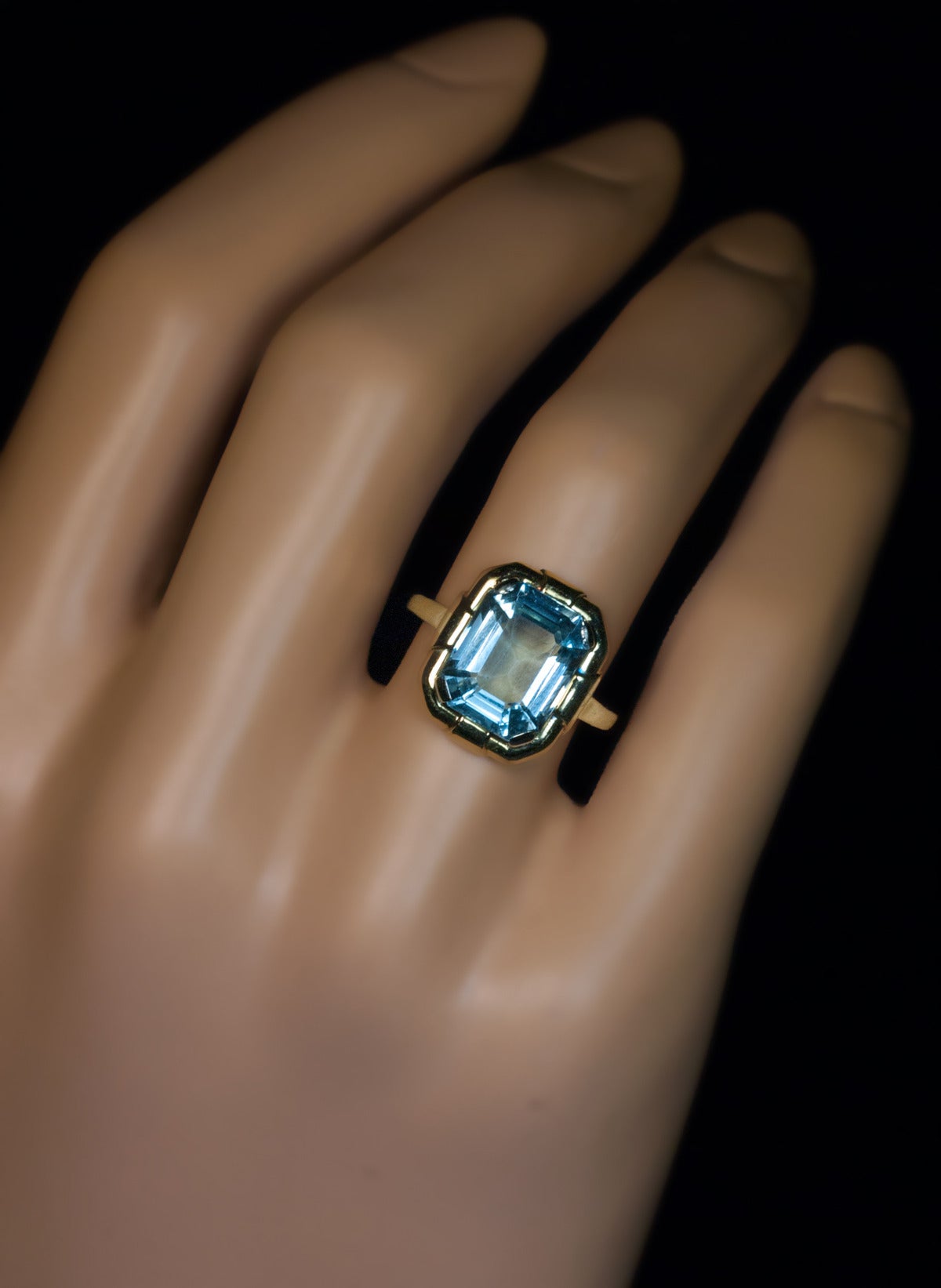 The 14K yellow gold ring features an emerald cut aquamarine (11.9 x 9.5 x 6 mm, approximately 4.65 ct).

 Ring size 8  (18 mm)