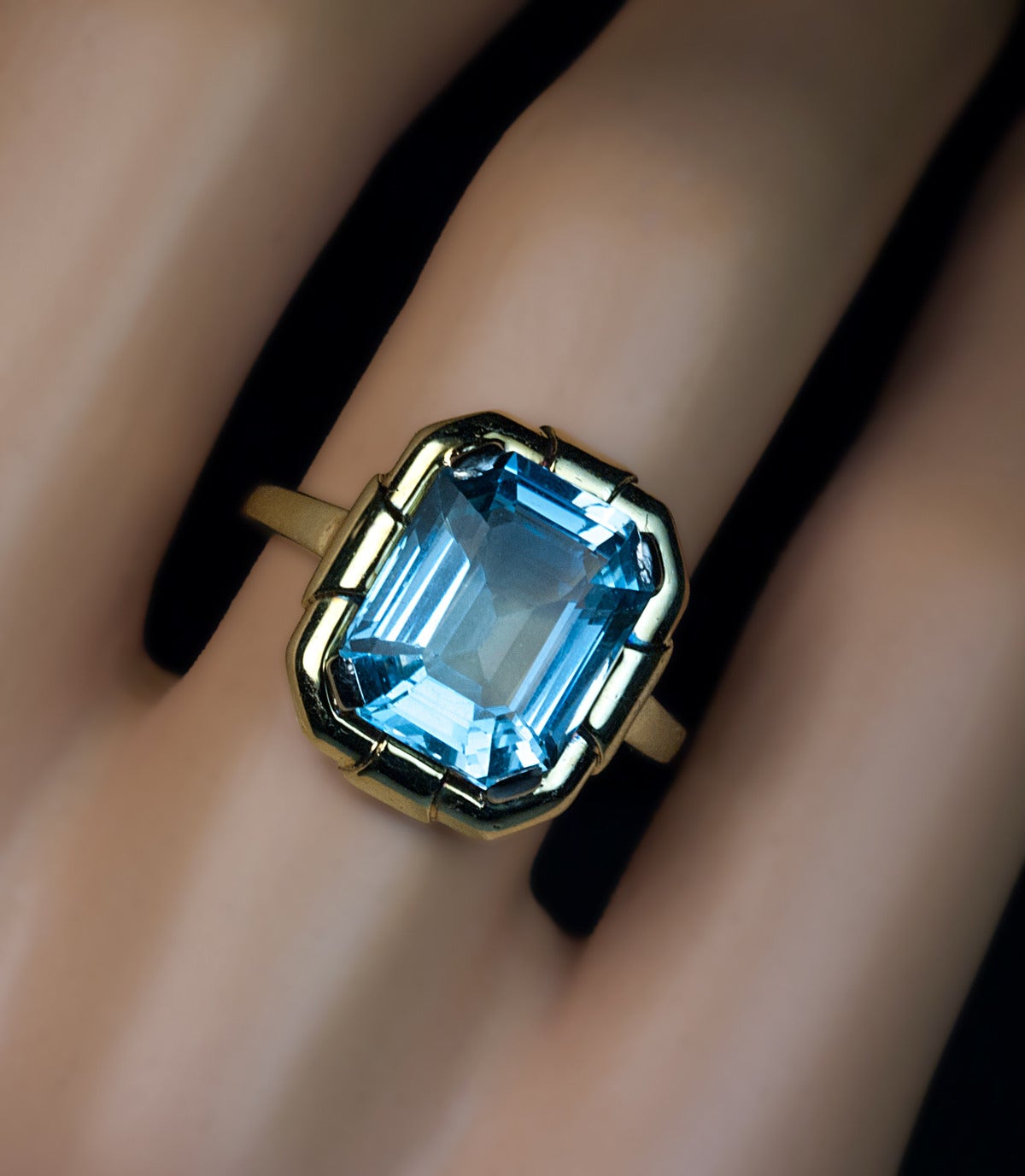 Art Deco Aquamarine Gold Ring In Excellent Condition In Chicago, IL
