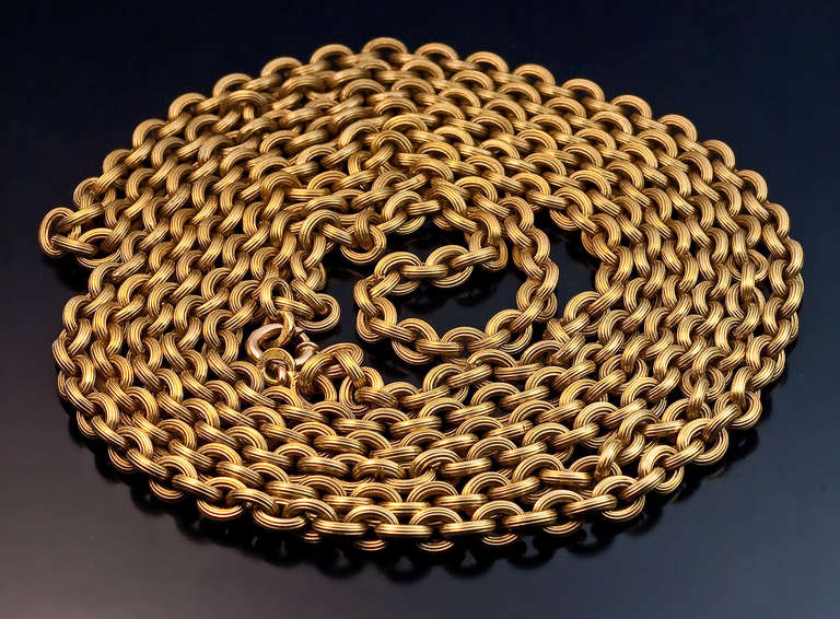 Länge 161 cm (63 1/3 Zoll)

Gewicht 64 Gramm

Grünlich-gelbes 14K-Gold

Hergestellt in St. Petersburg zwischen 1908 und 1917

Gekennzeichnet mit 56 Zolotnik-Standard (14K):: Initialen des Herstellers und späterer sowjetischer Kontrollmarke für 583