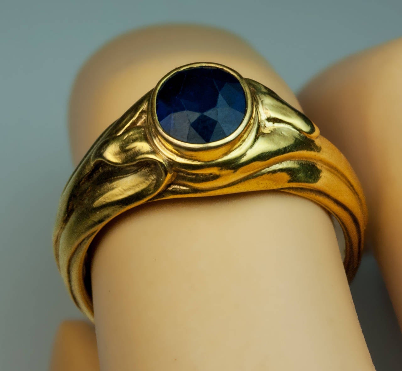 Art Nouveau Antique Sapphire Gold Ring In Excellent Condition In Chicago, IL