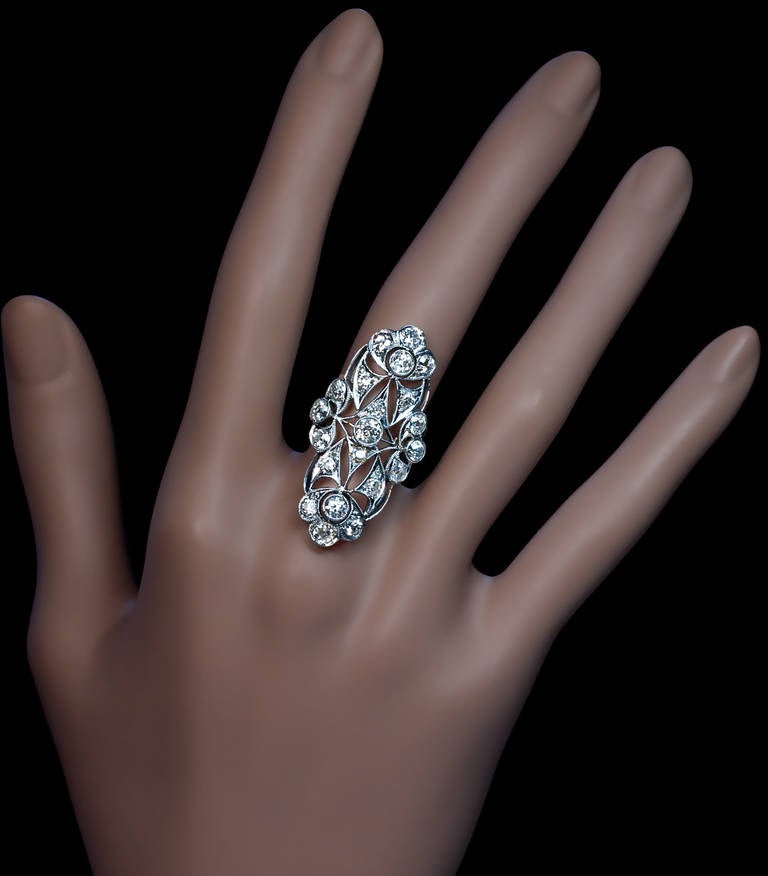 Um 1915

Durchbrochenes Design:: gefertigt aus Platin und 18-karätigem Gold:: besetzt mit alten europäischen Diamanten und Diamanten im Kissenschliff. 

Geschätztes Gesamtgewicht der Diamanten 2::35 ct. Gekennzeichnet mit Hundekopf französische