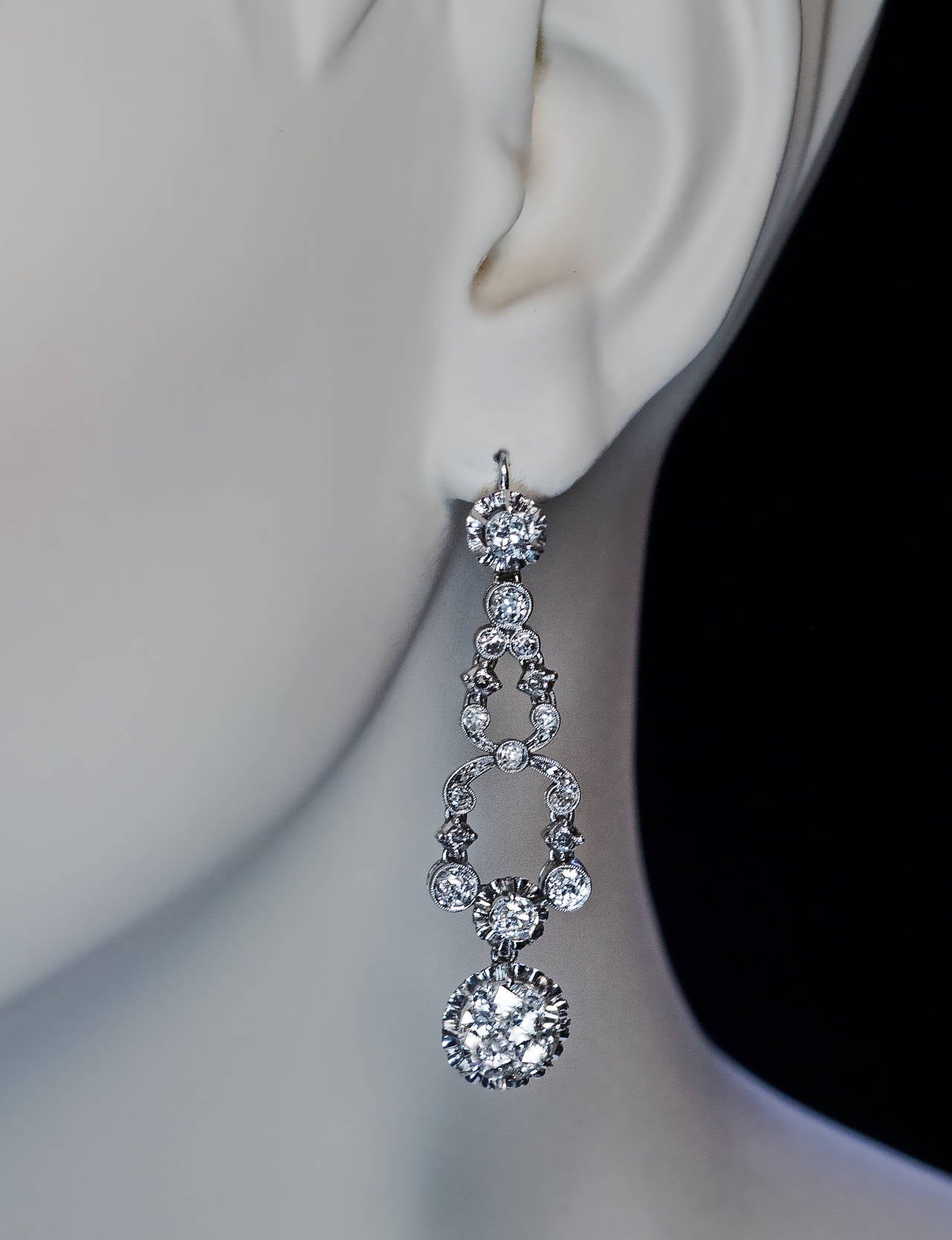Art Deco Diamond Platinum Dangle Earrings 1920s In Excellent Condition For Sale In Chicago, IL
