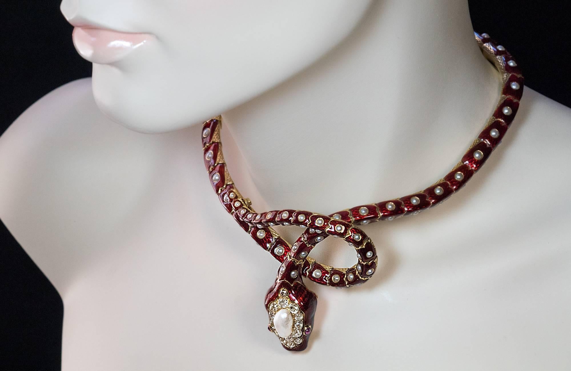 France, vers 1860.
La longueur est d'environ 43 cm.
Poids - 121 grammes.
Ce bracelet/collier serpent articulé d'époque victorienne, d'une qualité exceptionnelle, est formé de sections, chacune gravée pour imiter les écailles d'un serpent. Le dessus