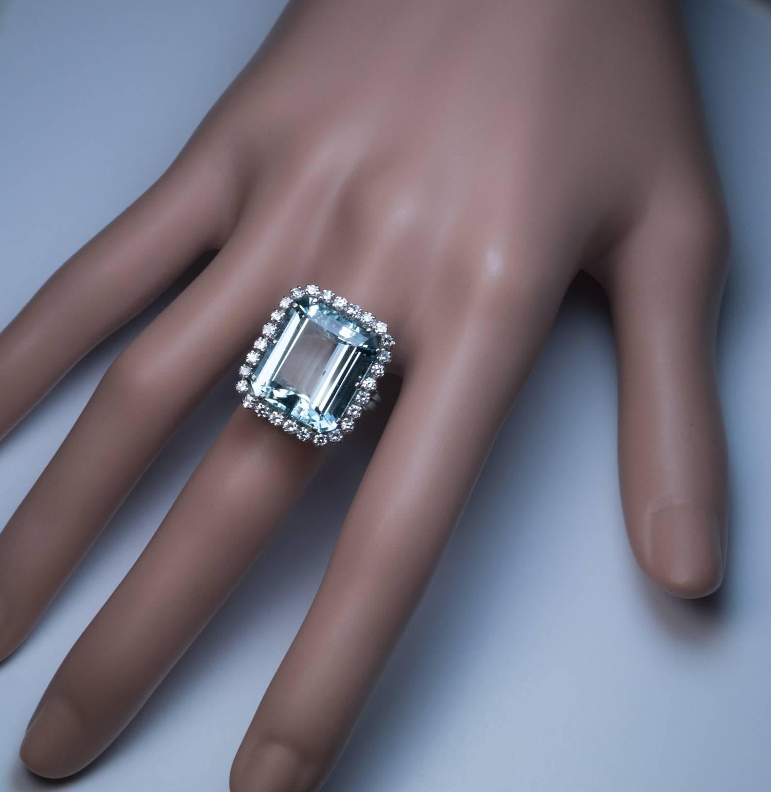 12.55 Carat Aquamarine Diamond Cluster Ring In Excellent Condition In Chicago, IL